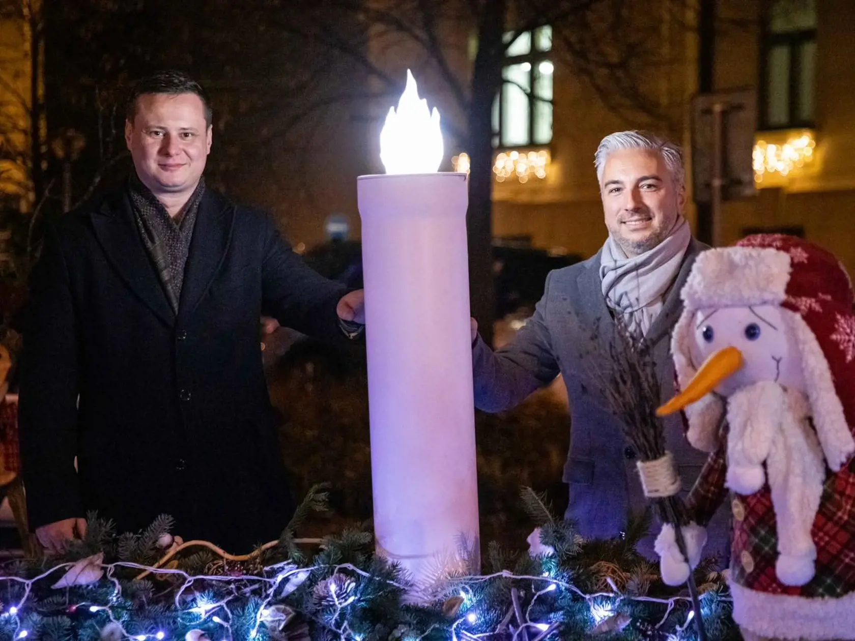 Predseda KSK so svojim zástupcom a pravou rukou Ladislavom Lörincom starostom KVP. Vysmiata dvojica pózuje pri obrovskom adventnom venci pred budovou KSK. Trnka sa veľmi rád prezentuje na sociálnej sieti.
