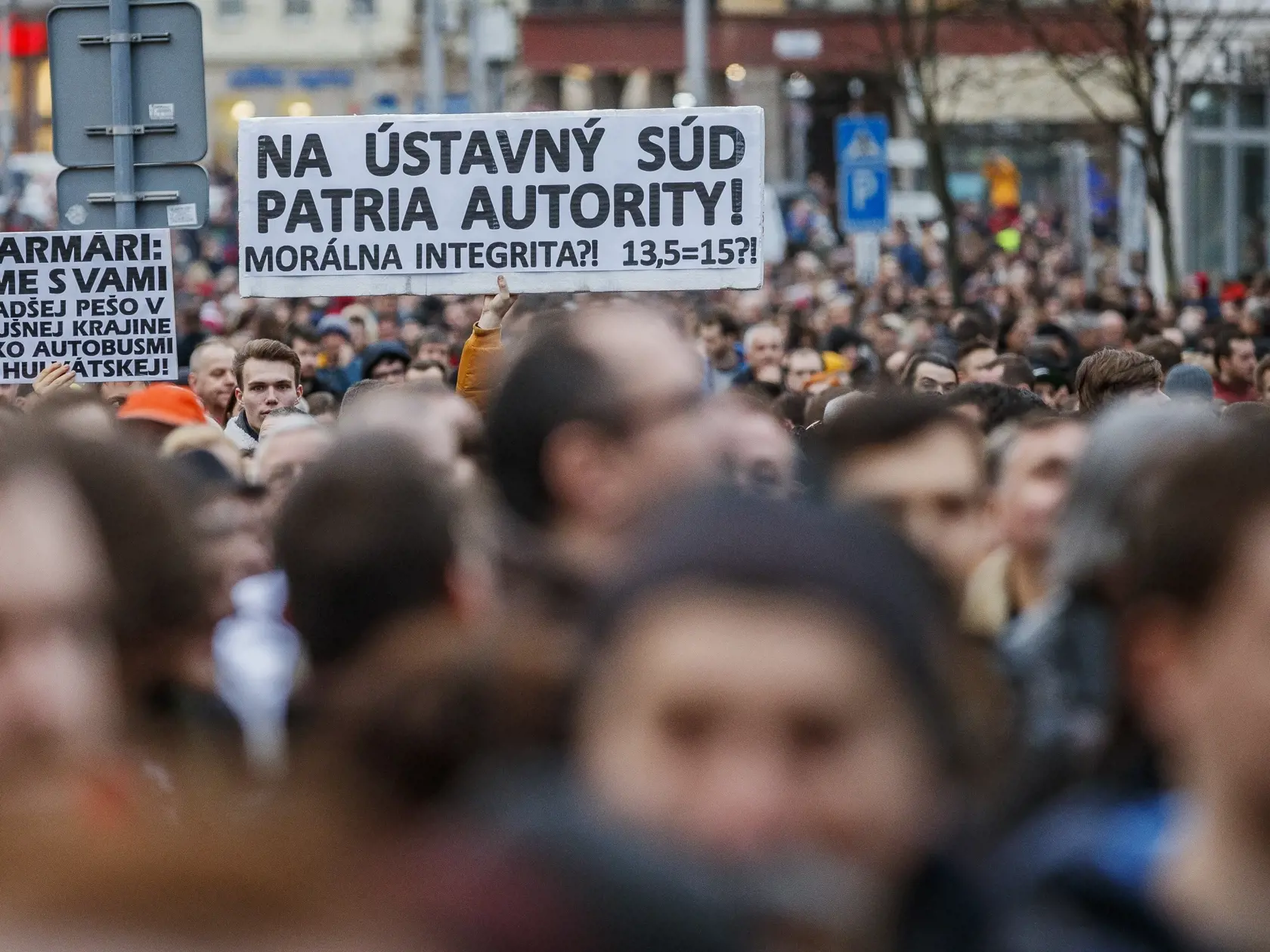 Pri príležitosti výročia vraždy novinára Jána Kuciaka a jeho snúbenice Martin Kušnírovej sa na námestí SNP v Bratislave konal protest Za slušné Slovensko.
