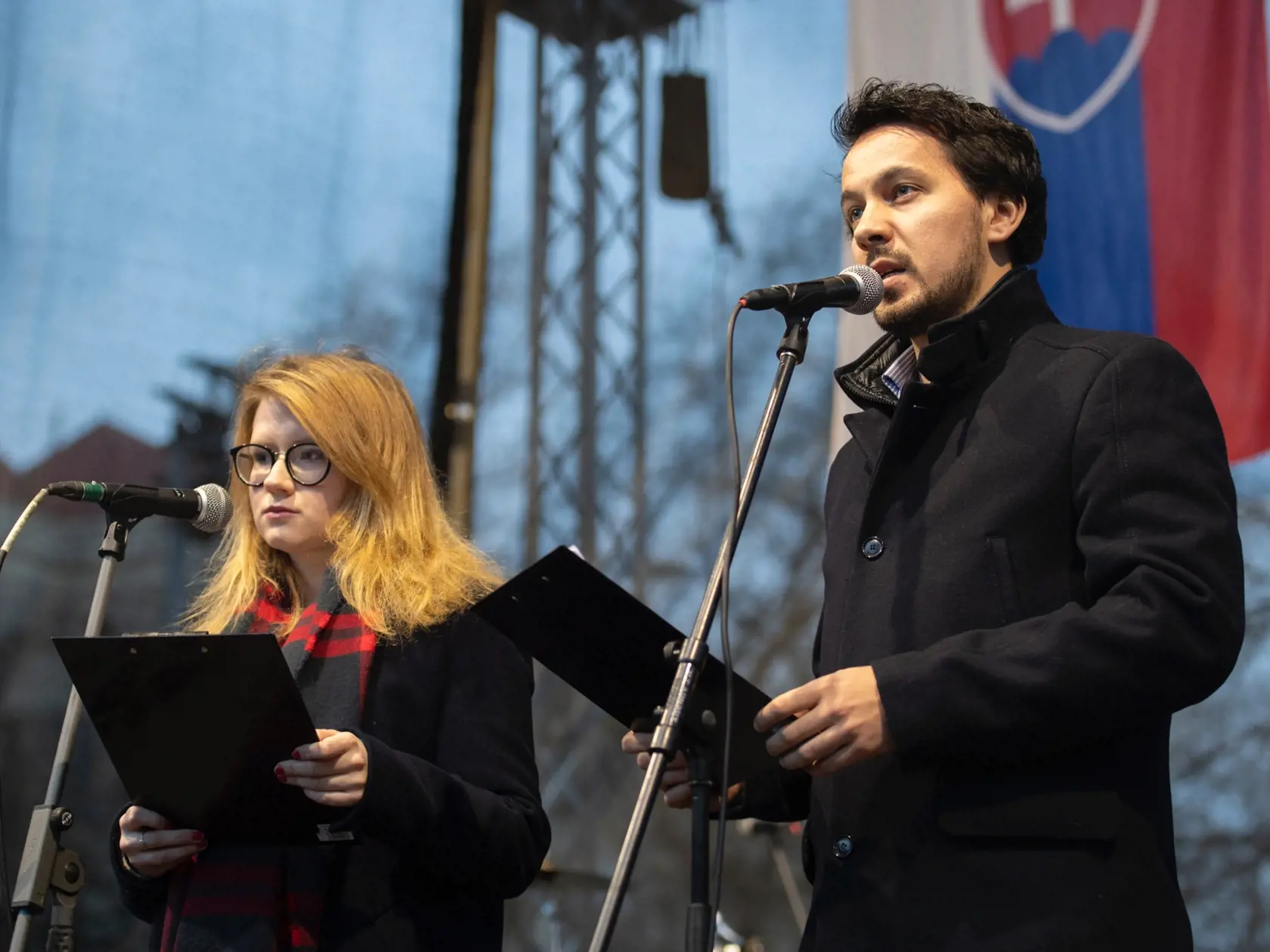Na snímke organizátori zhromadenia  v¾avo Karolína Farská a vpravo Juraj eliga