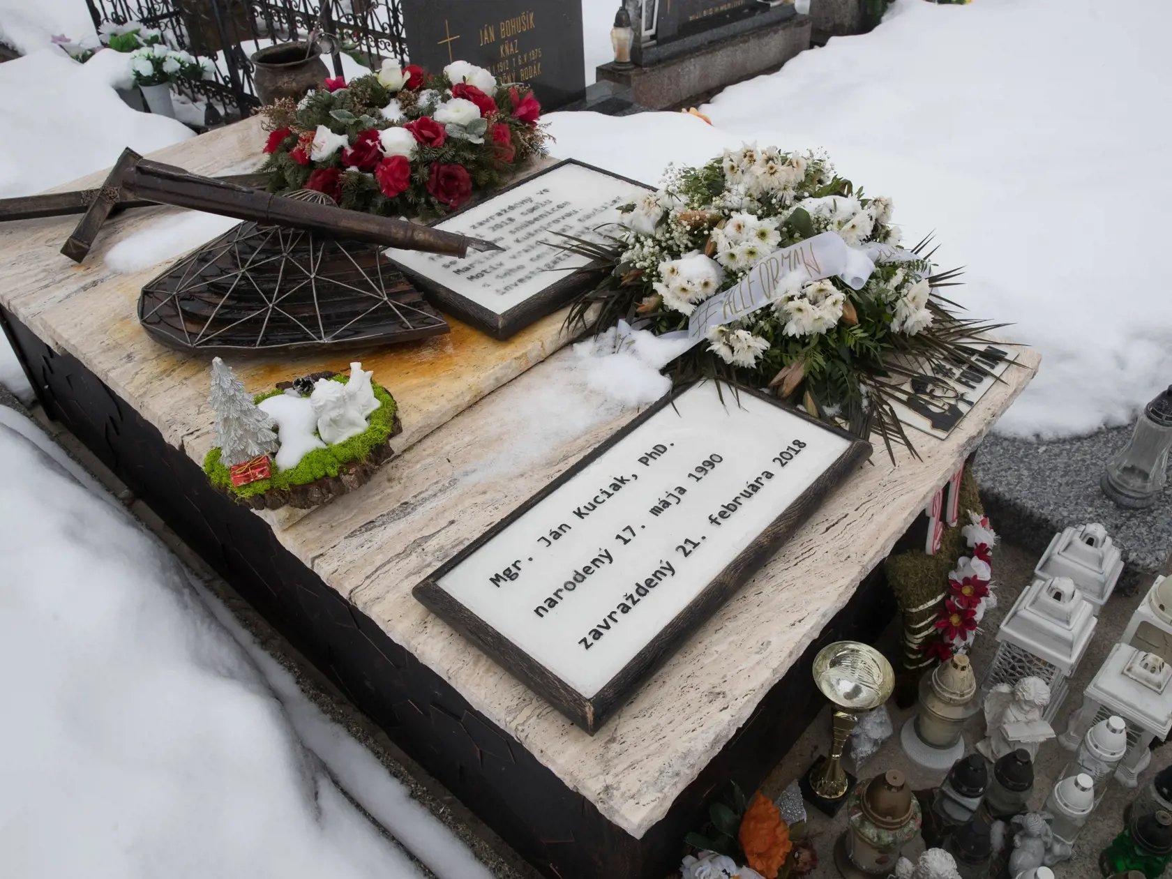 Spomienka na zavraždeného investigatívneho novinára Jána Kuciaka a jeho snúbenicu Martinu Kušnírovú, ktorú pred rokom zavraždili v ich dome vo Veľkej Mači. Na snímke je hrob Jána Kuciaka v obci Štiavnik.