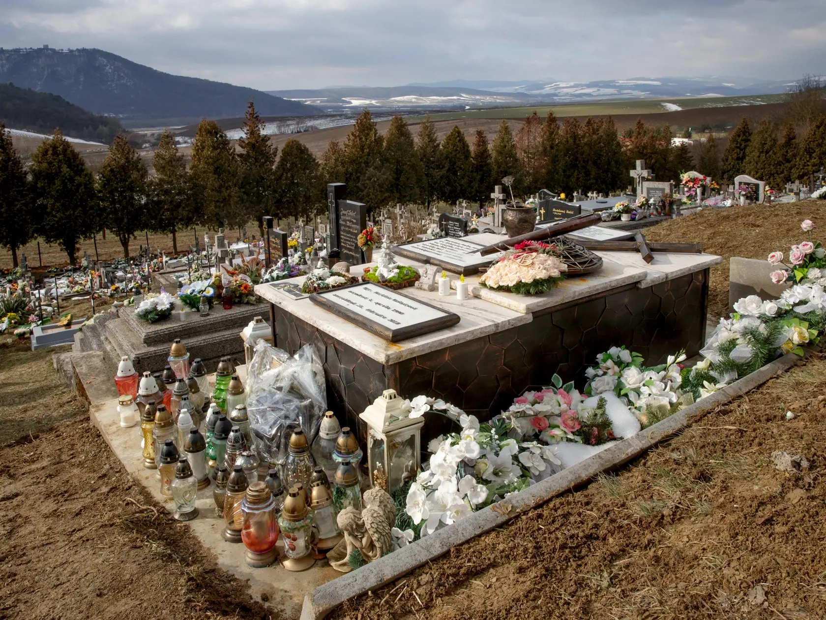 Spomienka na zavraždeného investigatívneho novinára Jána Kuciaka a jeho snúbenicu Martinu Kušnírovú, ktorú pred rokom zavraždili v ich dome vo Veľkej Mači. Na snímke je hrob zavraždenej Martiny na cintoríne v obci Gregorovce.