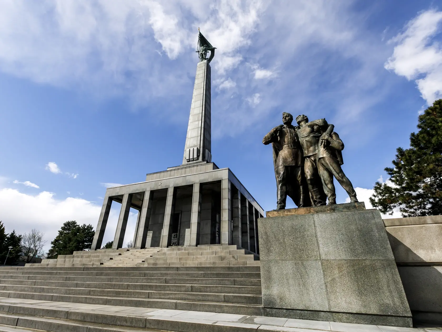 Na snímke jedna z hlavných dominánt Bratislavy - vojnový pamätník Slavín. Pamätník Slavín je najväčším vojnovým pamätníkom v strednej Európe. V Bratislave, 31. marca 2025.