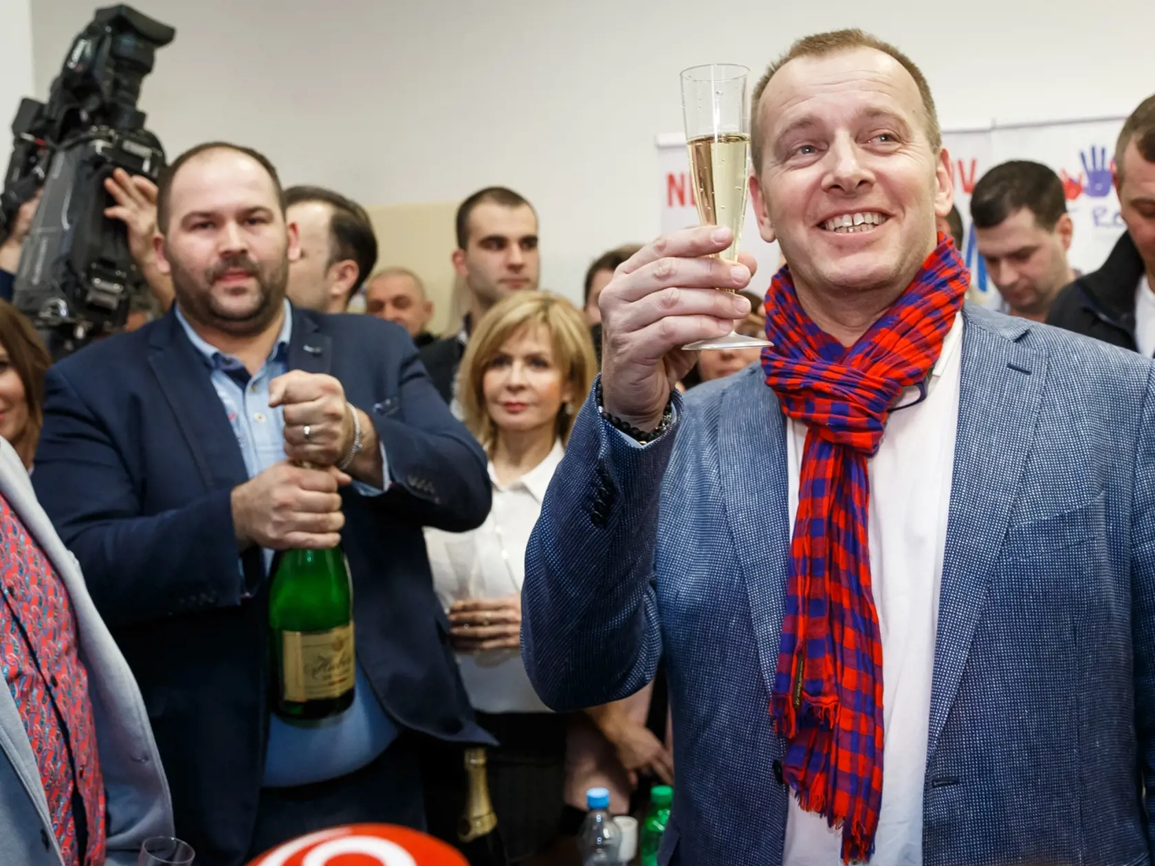 Peter Pčolinský odišiel z hnutia Sme rodina. Teraz za peniaze zverejňuje súkromné fotky a videá politických exkolegov.