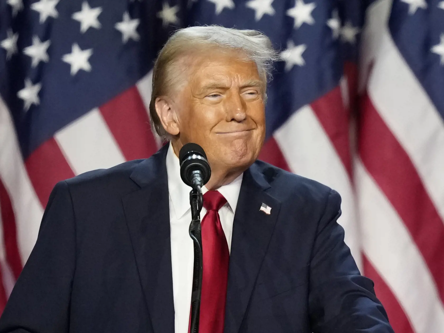 Donald Trump je už dlho známy svojim výrazným oranžovým nádychom pleti, ktorý sa stal predmetom mnohých diskusií, najmä v čase volebnej kampane.