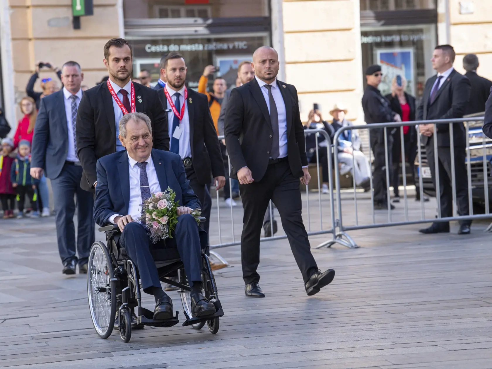 Na snímke český prezident Miloš Zeman prichádza na oficiálny privítací ceremoniál na stretnutí prezidentov krajín Vyšehradskej štvorky v utorok 11. októbra 2022 v Bratislave.