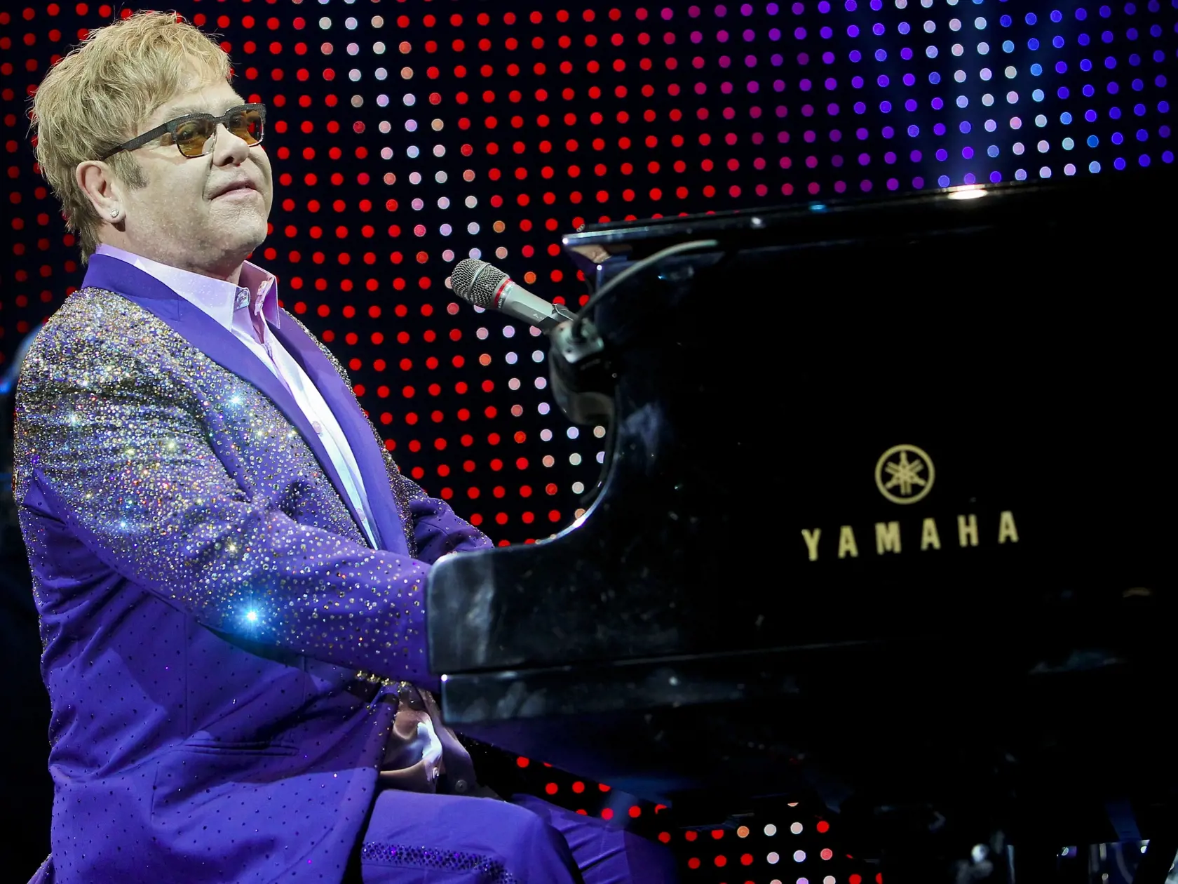 Na snimke britsky rockovy skladatel, textar a klavirista Reginald Kenneth Dwight znamy ako Sir Elton Hercules John pocas svojho vystupenia, ktorym spolocne so svojou kapelou Elton John Band odstartoval turne Greatest Hits Live 2012.