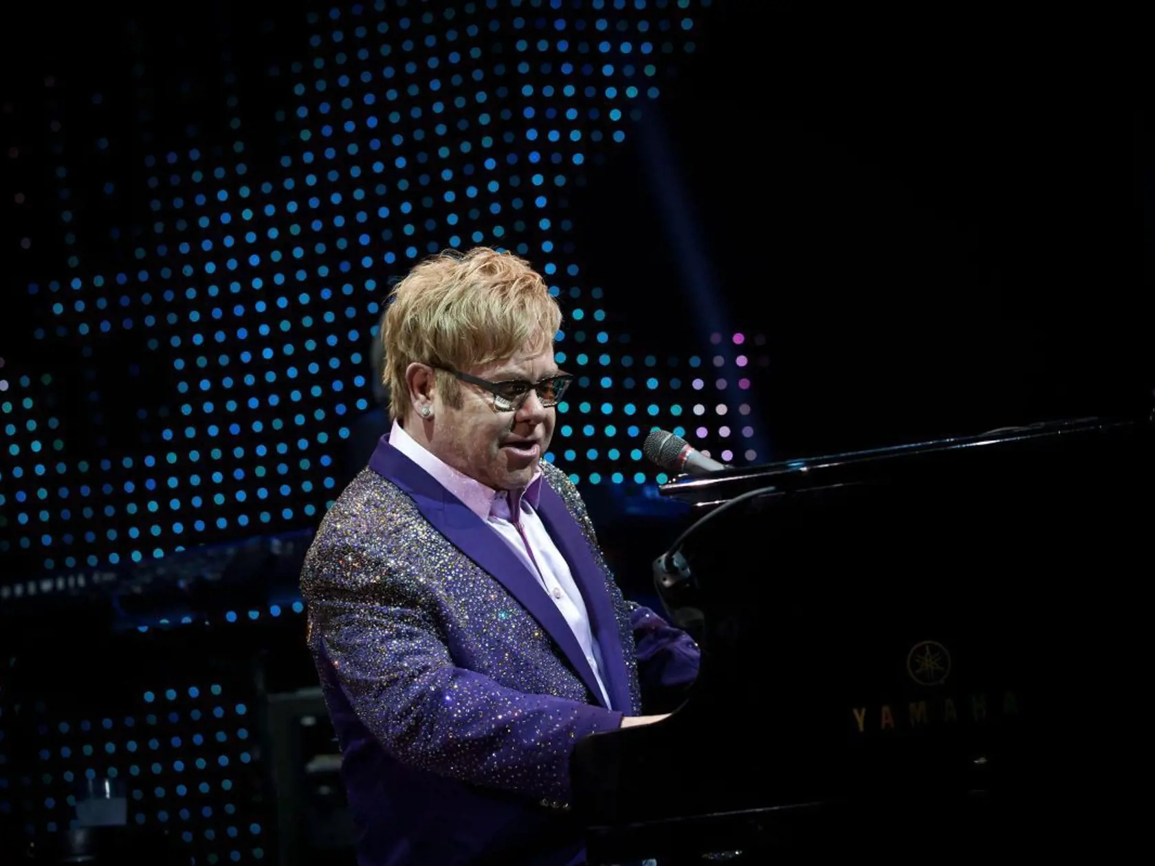 Elton John zaspieval niekoľko piesní len s doprovodom klavíra.