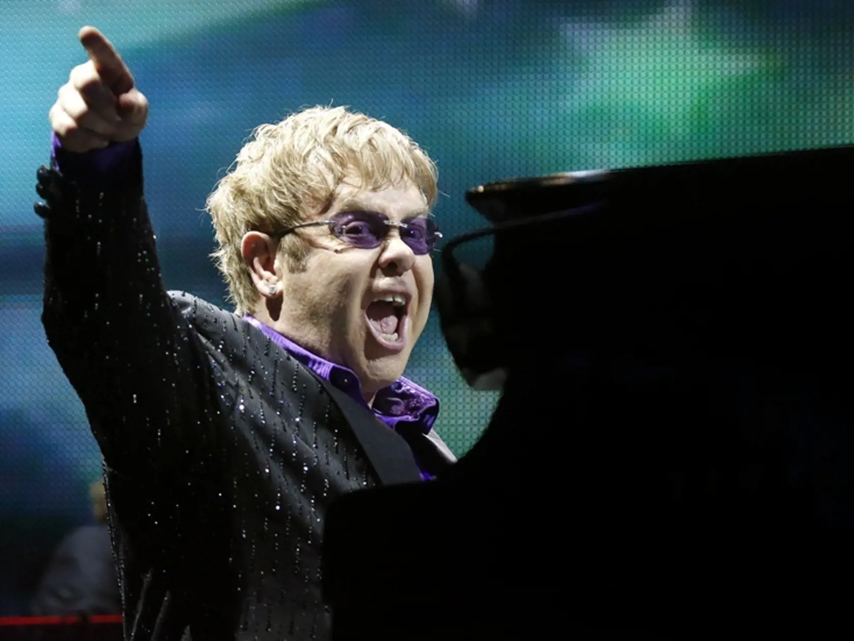 Britský spevák Elton John využil svoju popularitu na to, aby upozornil na prenasledovanie homosexuálov na Ukrajine.