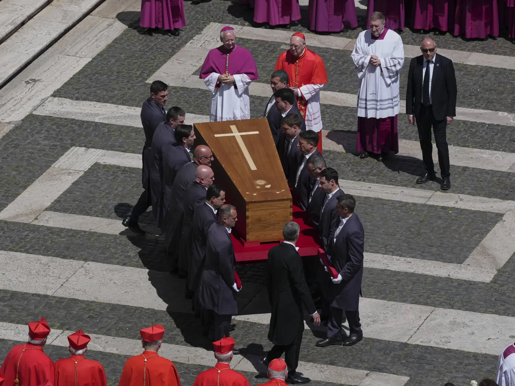 Rakva s telesnými pozostatkami zosnulého pápeža Františka je vynášaná do Baziliky Panny Márie Väčšej (Santa Maria Maggiore) na konci pohrebného sprievodu, kde pápeža pochovajú. Rakvu s telom zosnulého pápeža Františka v neverejnom obrade uložili v jeho obľúbenej Bazilike Panny Márie Väčšej. Najväčšia rímska mariánska bazilika je od Vatikánu vzdialená asi šesť kilometrov. Rakvu preto do chrámu dopravili papamobilom.