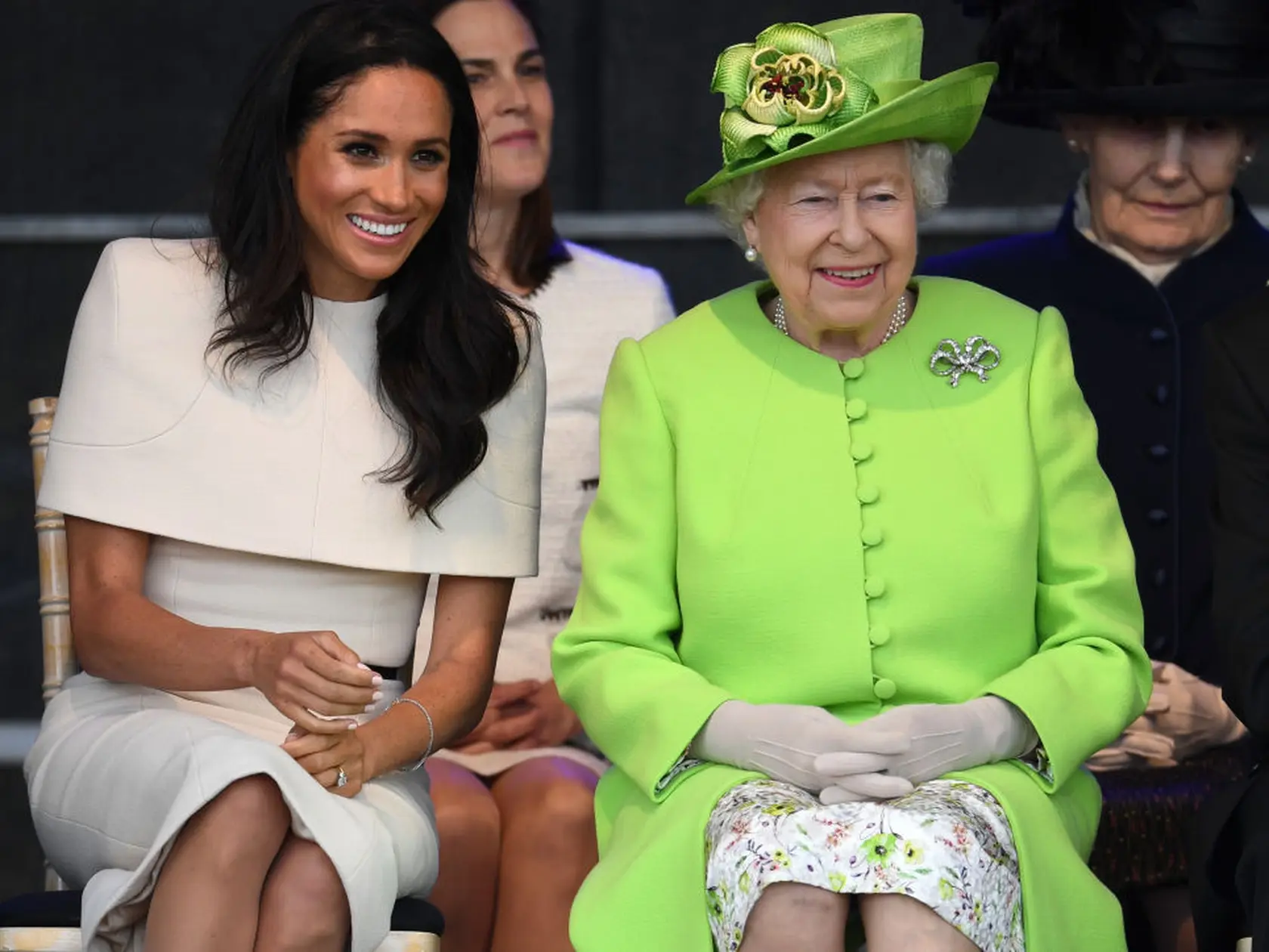 Meghan Markle na archívnej snímke s Alžbetou, keď ešte kráľovná netušila, čo herečka v ich rodine spôsobí.