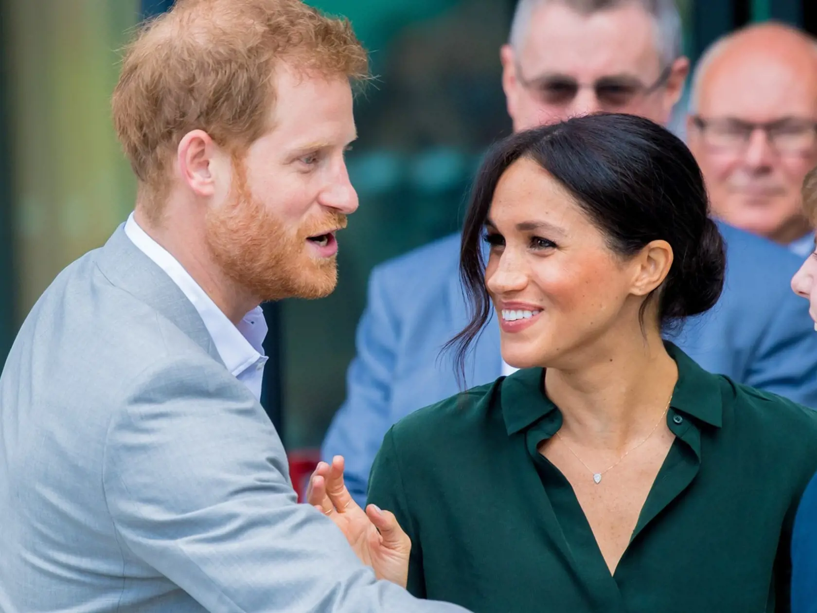 Meghan a Harry sa tvária spokojne.