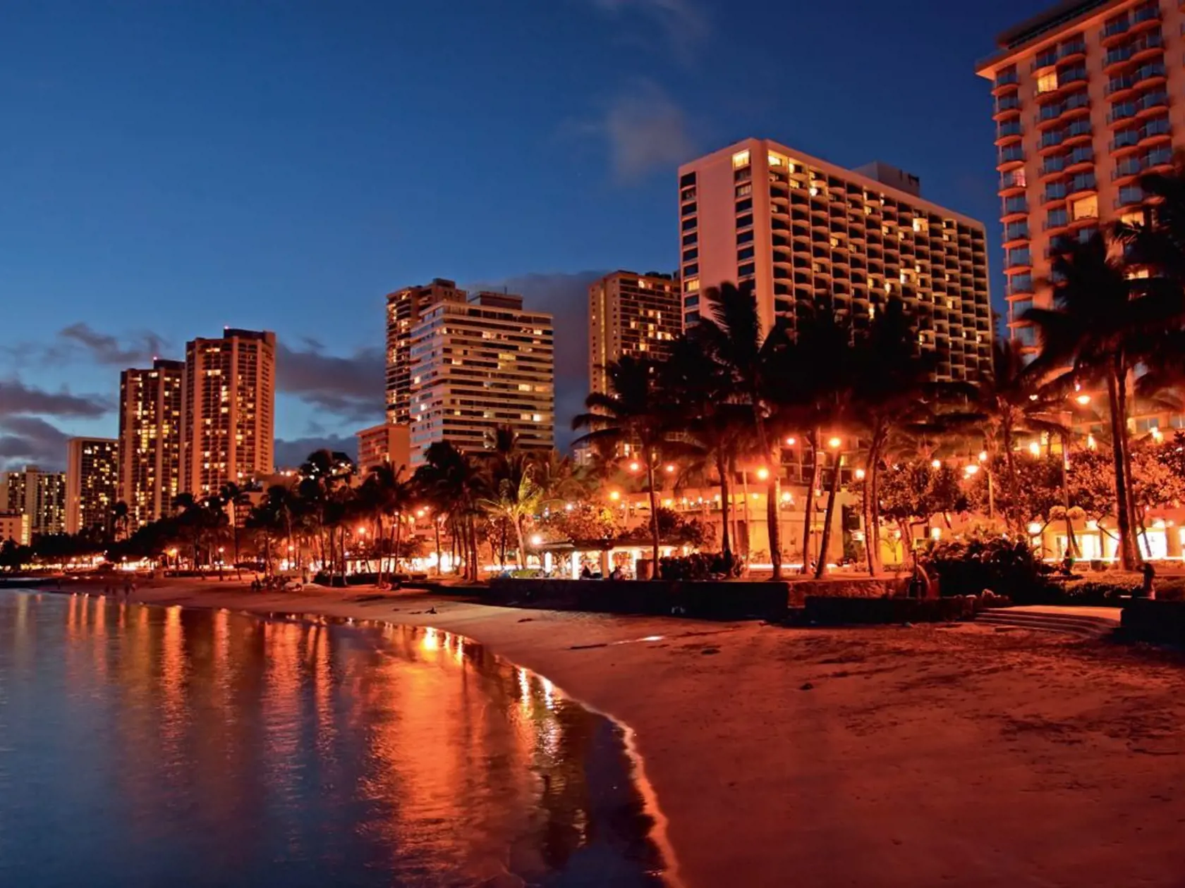 23. Škrtič z Honolulu: Škrtič z Honolulu, známy aj ako Honolulský násilník, je sériový vrah zodpovedný za smrť najmenej piatich žien v Honolulu na Havaji v rokoch 1985 a 1986. Vrah všetky svoje obete (ktoré pochádzali z rôznych spoločenských vrstiev) zavraždil uškrtením a nechal ich zviazané s rukami za chrbtom. Honolulského škrtiča sa nikdy nepodarilo chytiť a je možné, že stále žije.