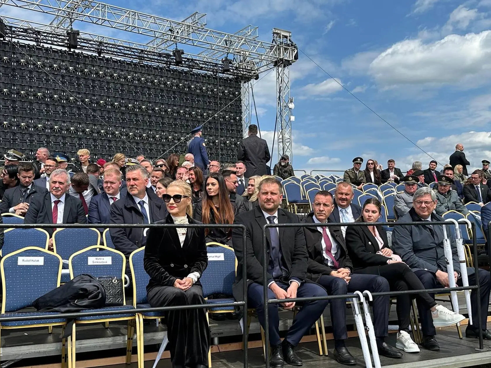 Piešťanské letisko žilo oslavami 80. výročia víťazstva nad fašizmom. Nechýbala ministerka kultúry Martina Šimkovičová, ktorá si zvolila elegantný outfit a úplne zmenila účes. Vedľa nej je minister zdravotníctva Kamil Šaško. 