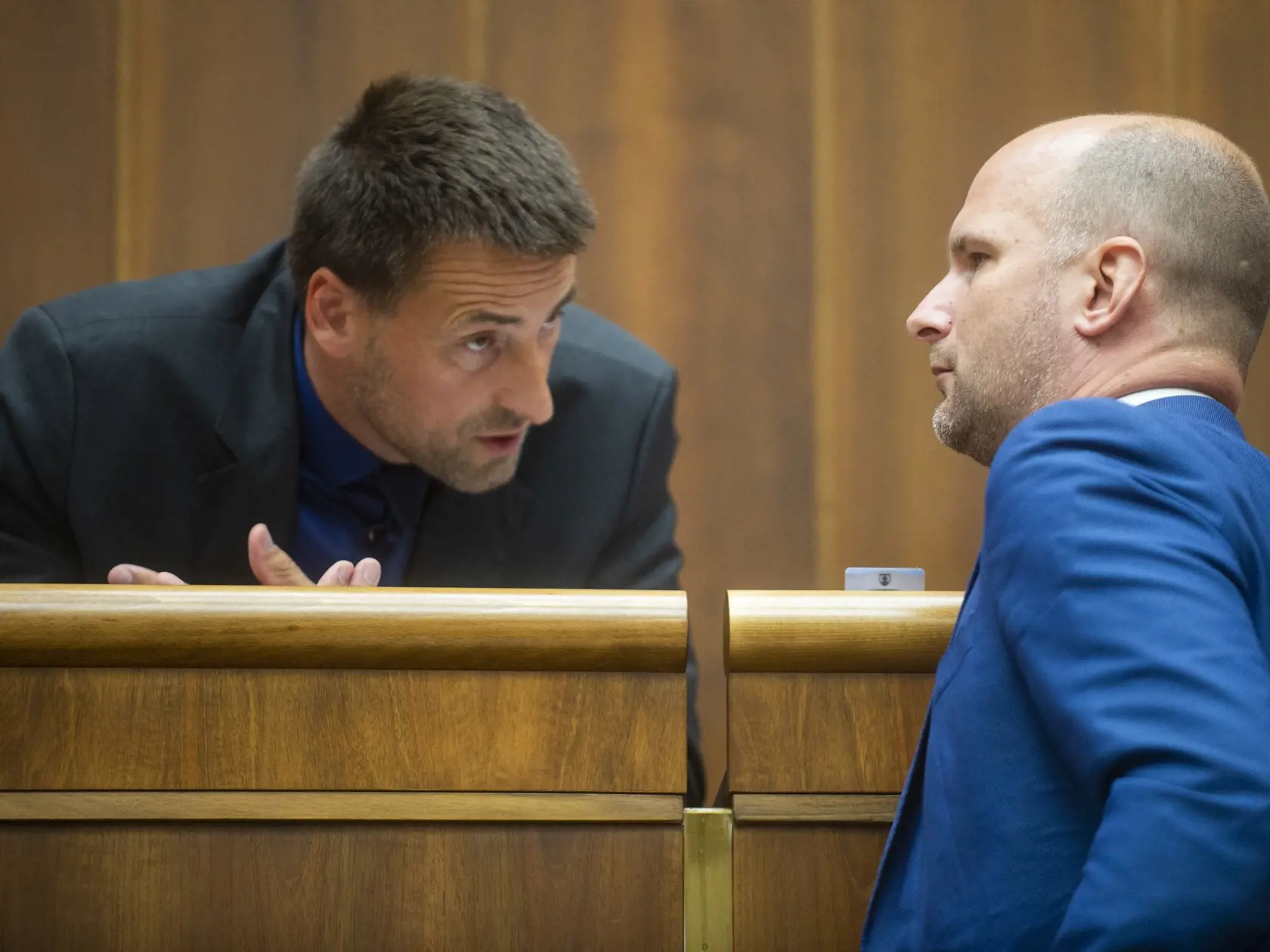 Na snímke zľava poslanec Národnej rady SR Marián Viskupič (SaS) a podpredseda NR SR Gábor Grendel (OĽaNO) počas 66. schôdze Národnej rady SR 29. júna 2022 v Bratislave. FOTO TASR - Jakub Kotian