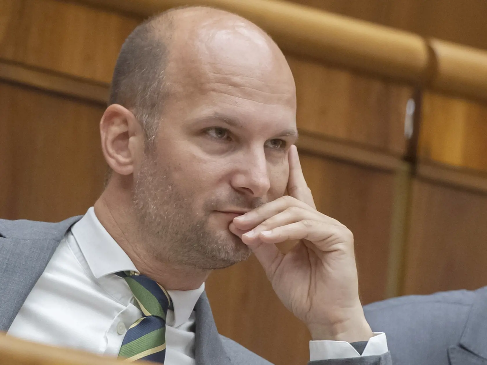 Na snímke podpredseda parlamentu SR Gábor Grendel  (OĽaNO) počas 66. schôdze NRSR 22. júna 2022 v Bratislave. Novela zákona o energetike prinesie nových účastníkov na trhu s energiami. FOTO TASR - Martin Baumann 