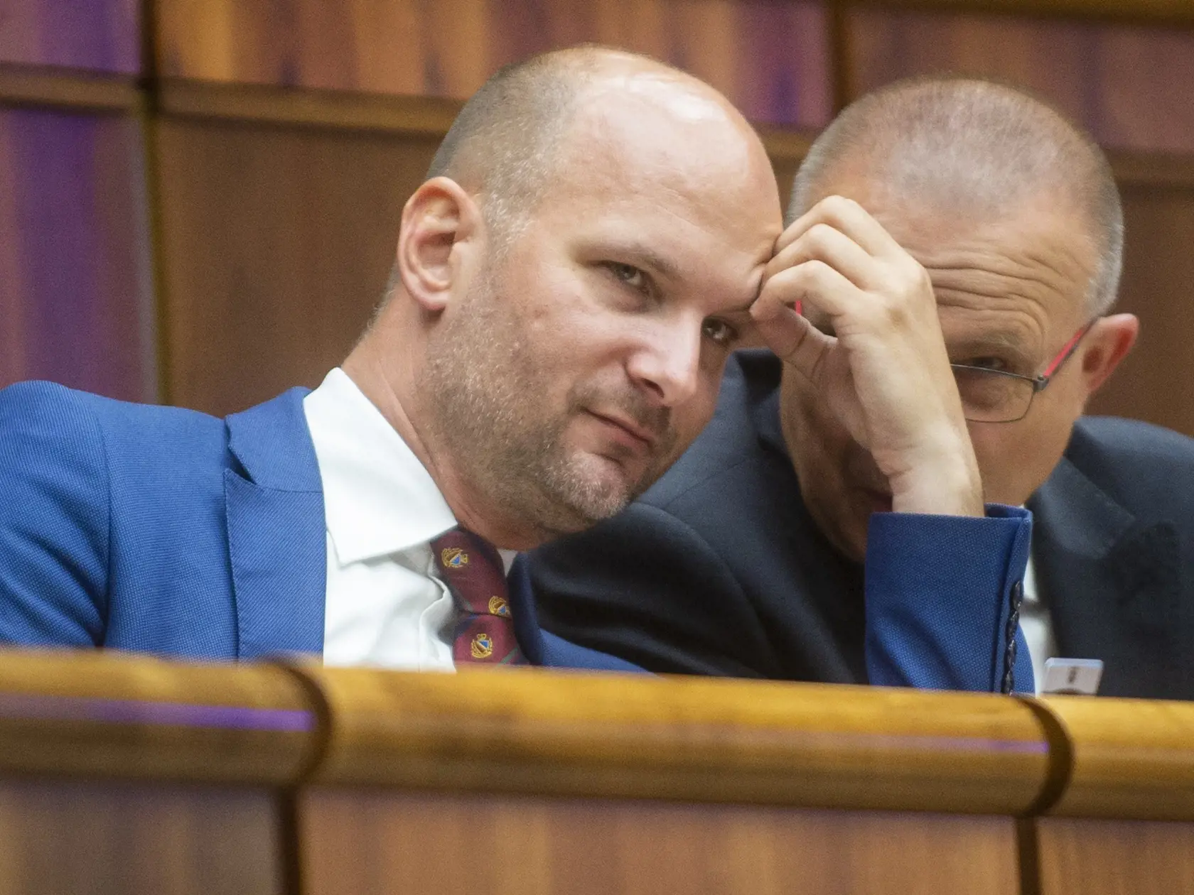 Na snímke podpredsedovia Národnej rady SR zľava Gábor Grendel (OĽaNO) a Milan Laurenčík (SaS) počas 66. schôdze Národnej rady SR 29. júna 2022 v Bratislave. FOTO TASR - Jakub Kotian