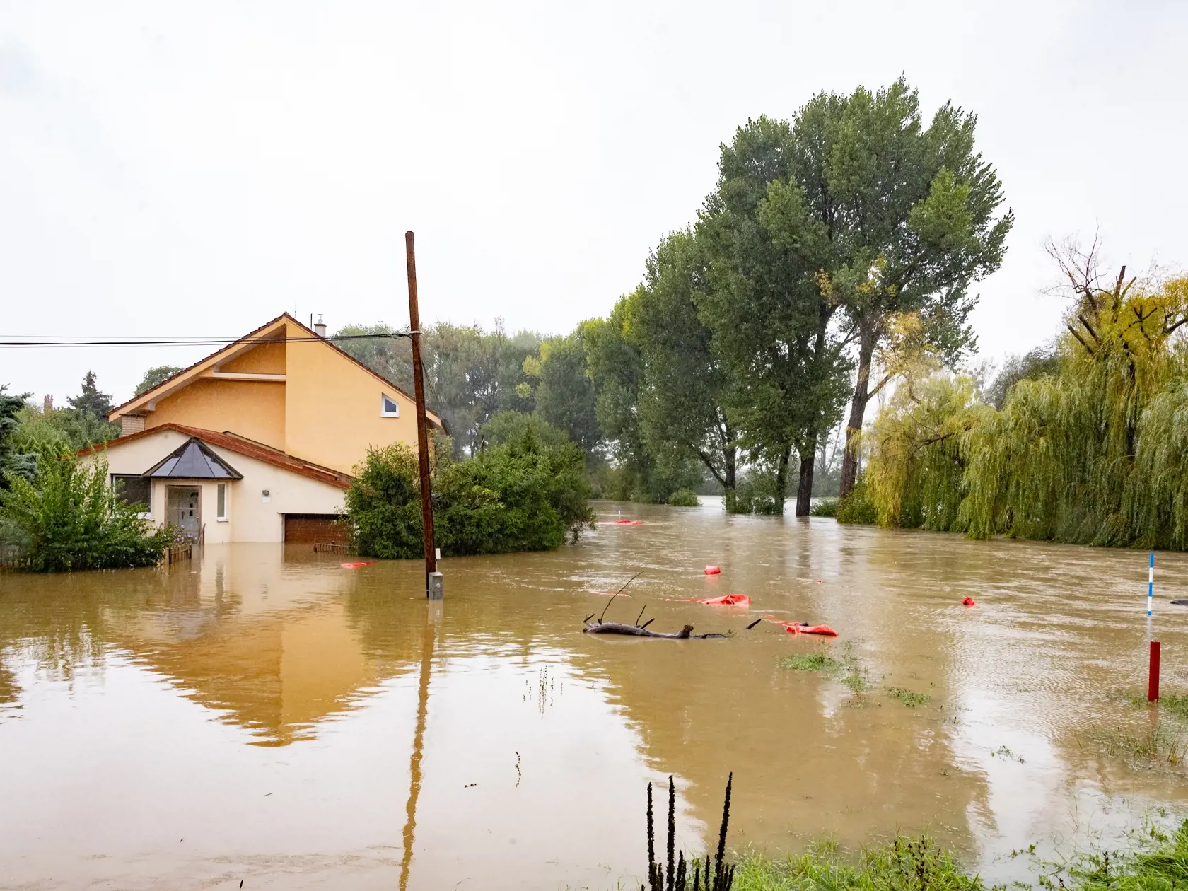 Situácia počas povodní v bratislavskej mestskej časti Devínska Nová Ves.