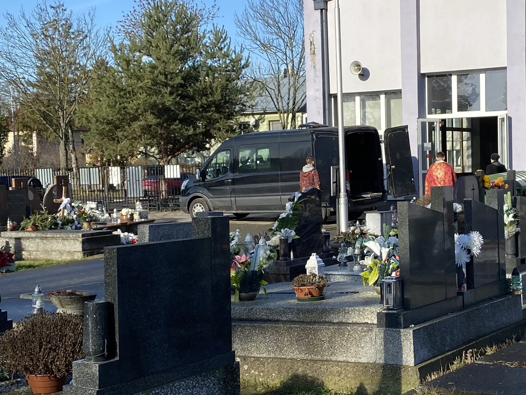 Pohreb Stanislava Telekyho (†53) z Michaloviec, ktorý zavraždil svoje dve deti Zuzanku (†14) a Martinka (†12) aj manželku Eriku (†44), sa uskutočnil v pondelok 23. 1. 2023, šesť dní po tom, ako si siahol v utorok 17. 1. 2023 aj na svoj život. Jeho obete pochovali v sobotu 21. 1. v Erikinom rodisku v Ladomírovej. Pri ich troch truhlách bol dátum úmrtia uvedený 15. 1. 2023.