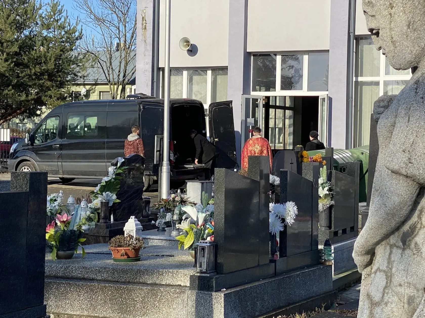 Pohreb Stanislava Telekyho (†53) z Michaloviec, ktorý zavraždil svoje dve deti Zuzanku (†14) a Martinka (†12) aj manželku Eriku (†44), sa uskutočnil v pondelok 23. 1. 2023, šesť dní po tom, ako si siahol v utorok 17. 1. 2023 aj na svoj život. Jeho obete pochovali v sobotu 21. 1. v Erikinom rodisku v Ladomírovej. Pri ich troch truhlách bol dátum úmrtia uvedený 15. 1. 2023.