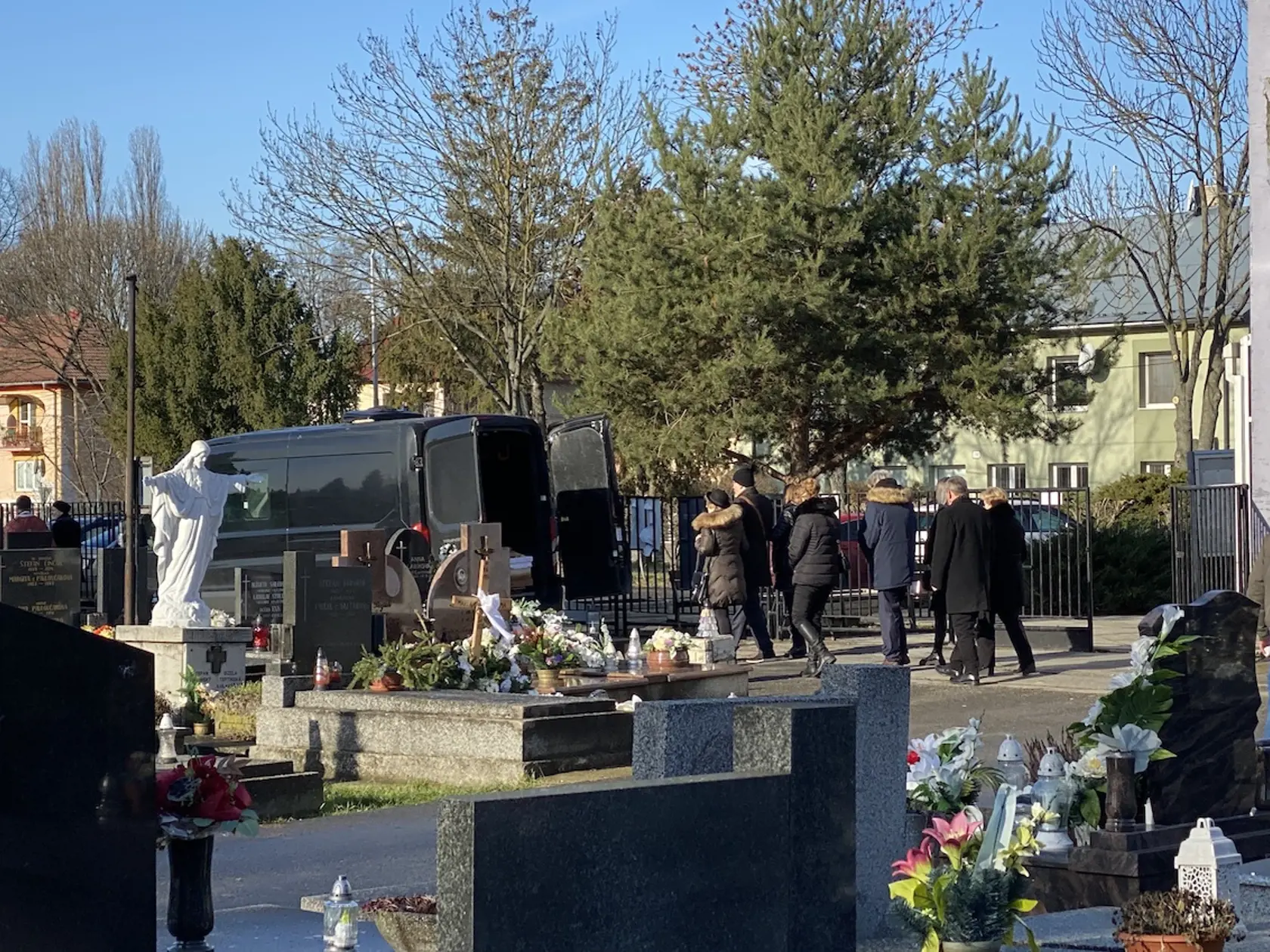 Pohreb Stanislava Telekyho (†53) z Michaloviec, ktorý zavraždil svoje dve deti Zuzanku (†14) a Martinka (†12) aj manželku Eriku (†44), sa uskutočnil v pondelok 23. 1. 2023, šesť dní po tom, ako si siahol v utorok 17. 1. 2023 aj na svoj život. Jeho obete pochovali v sobotu 21. 1. v Erikinom rodisku v Ladomírovej. Pri ich troch truhlách bol dátum úmrtia uvedený 15. 1. 2023.
