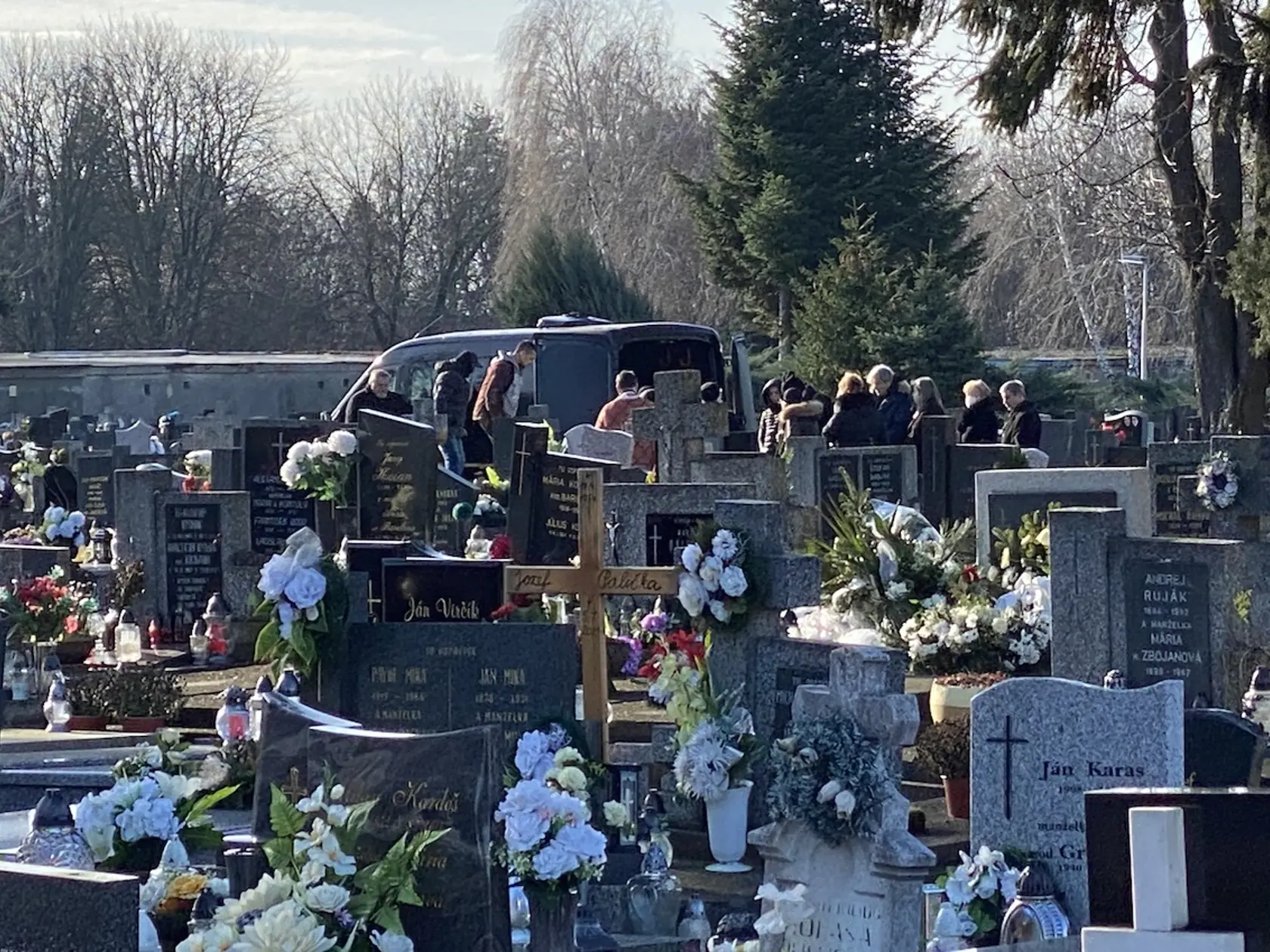 Pohreb Stanislava Telekyho (†53) z Michaloviec, ktorý zavraždil svoje dve deti Zuzanku (†14) a Martinka (†12) aj manželku Eriku (†44), sa uskutočnil v pondelok 23. 1. 2023, šesť dní po tom, ako si siahol v utorok 17. 1. 2023 aj na svoj život. Jeho obete pochovali v sobotu 21. 1. v Erikinom rodisku v Ladomírovej. Pri ich troch truhlách bol dátum úmrtia uvedený 15. 1. 2023.