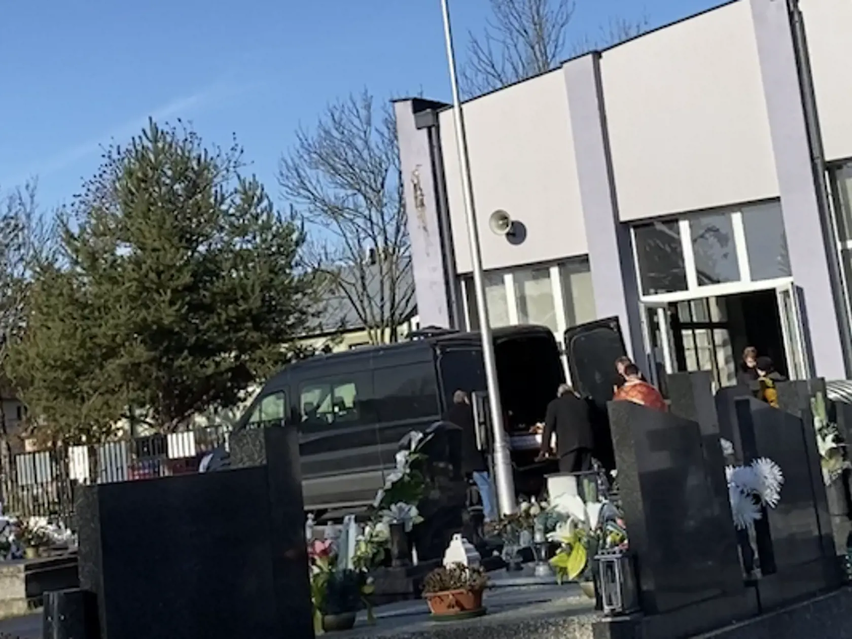 Pohreb Stanislava Telekyho (†53) z Michaloviec, ktorý zavraždil svoje dve deti Zuzanku (†14) a Martinka (†12) aj manželku Eriku (†44), sa uskutočnil v pondelok 23. 1. 2023, šesť dní po tom, ako si siahol v utorok 17. 1. 2023 aj na svoj život. Jeho obete pochovali v sobotu 21. 1. v Erikinom rodisku v Ladomírovej. Pri ich troch truhlách bol dátum úmrtia uvedený 15. 1. 2023.