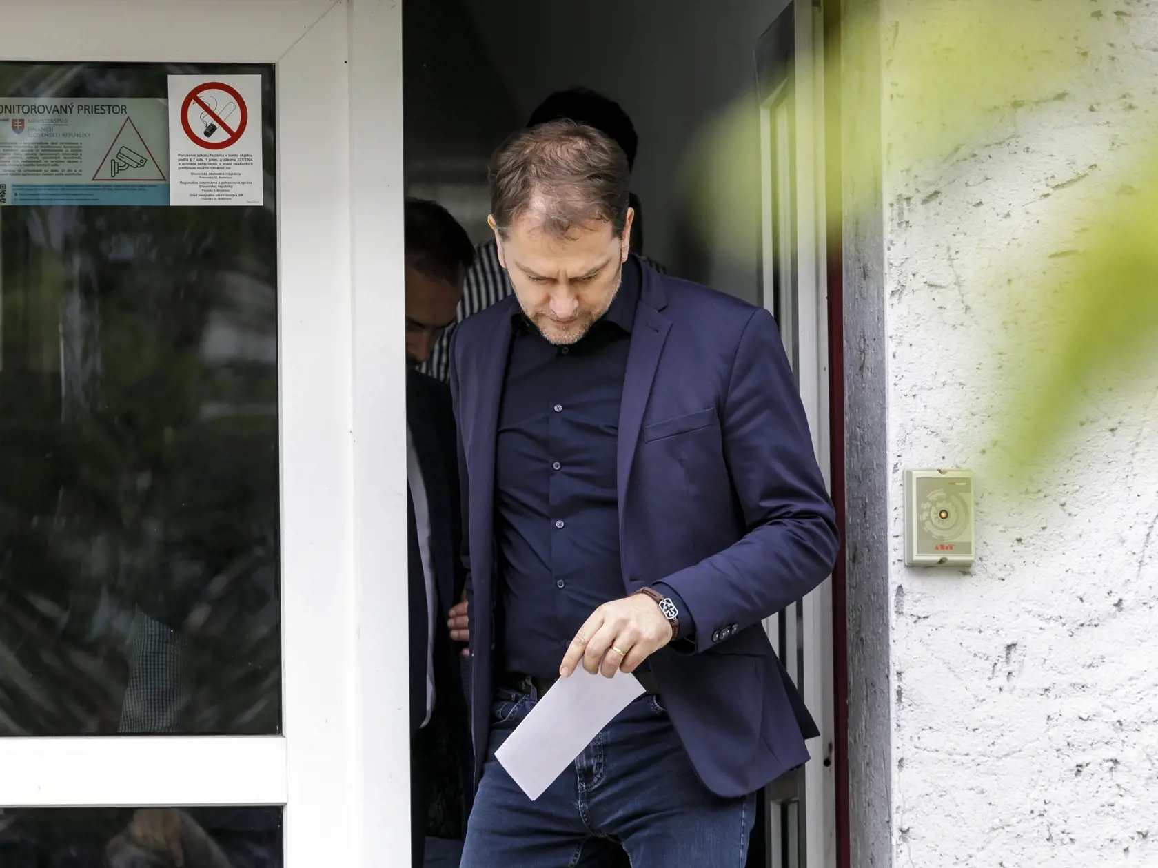 Na snímke podpredseda vlády SR a minister financií SR Igor Matovič (OĽaNO) prichádza na krátke vyjadrenie pre médiá v Bratislave v utorok 7. júna 2022. Matovič reagoval na rozhodnutie prezidentsky SR Zuzany Čaputovej, ktorá  vrátila parlamentu na opätovné prerokovanie tzv. protiinflačný balík. Vetuje ho v častiach, týkajúcich sa opatrení, ktoré by mali byť účinné od januára 2023.