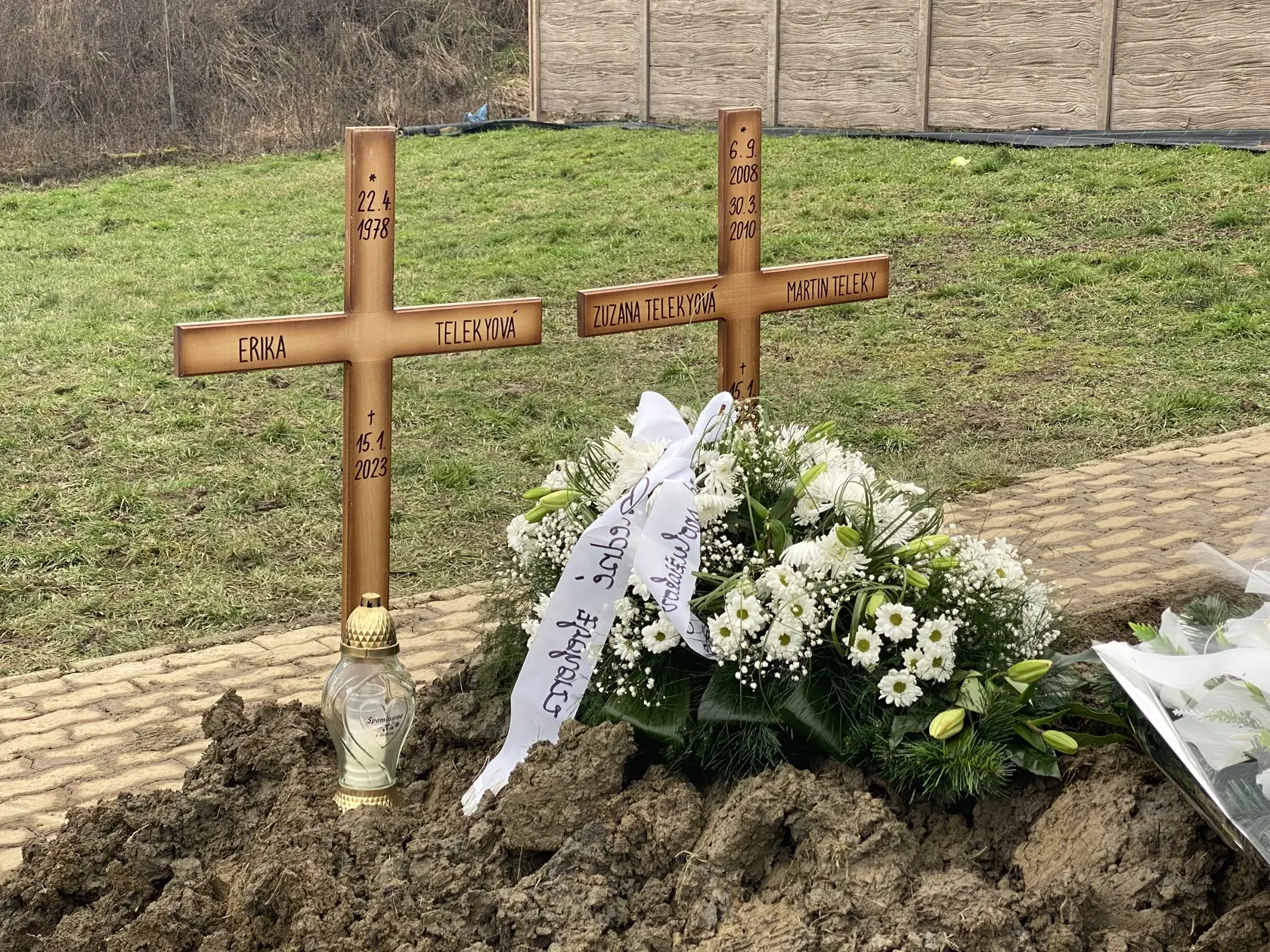 Hrob obetí michalovského masakra - Eriky (†44) a jej detí Zuzky (†14) a Martinka (†12), ktoré zavraždil otec rodiny Stanislav Teleky (†53) a potom zabil aj seba.Jeho pochovali v Michalovciach do hrobu jeho rodičov, ich v Ladomírovej, v bydlisku Erikiných rodičov.