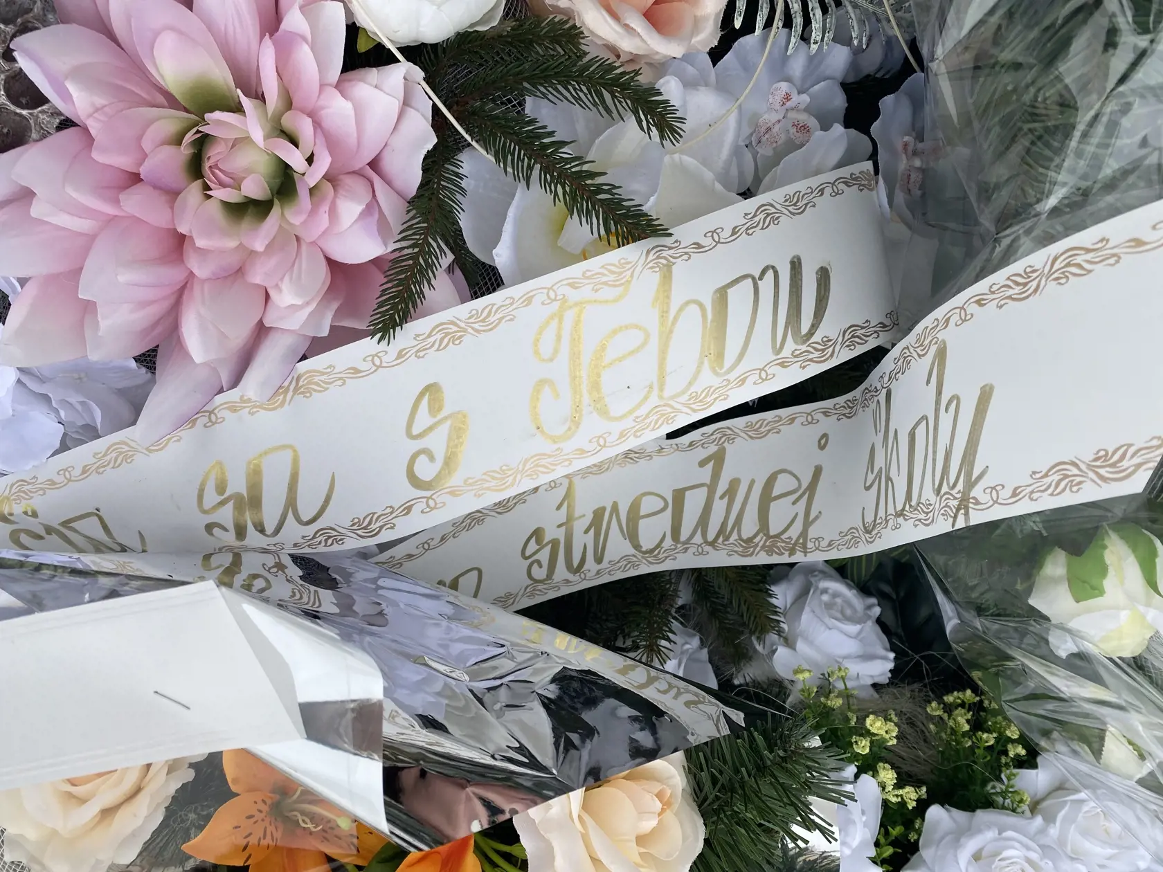 Veniec pre nebohú Eriku (†44) od jej spolužiakov zo strednej školy. Svidník je jej rodným mestom, po maturite odišla do Ameriky, kde sa zoznámila s budúcim manželom Stanislavom (†53) z Michaloviec. Ich láska skončila smutným osudom.