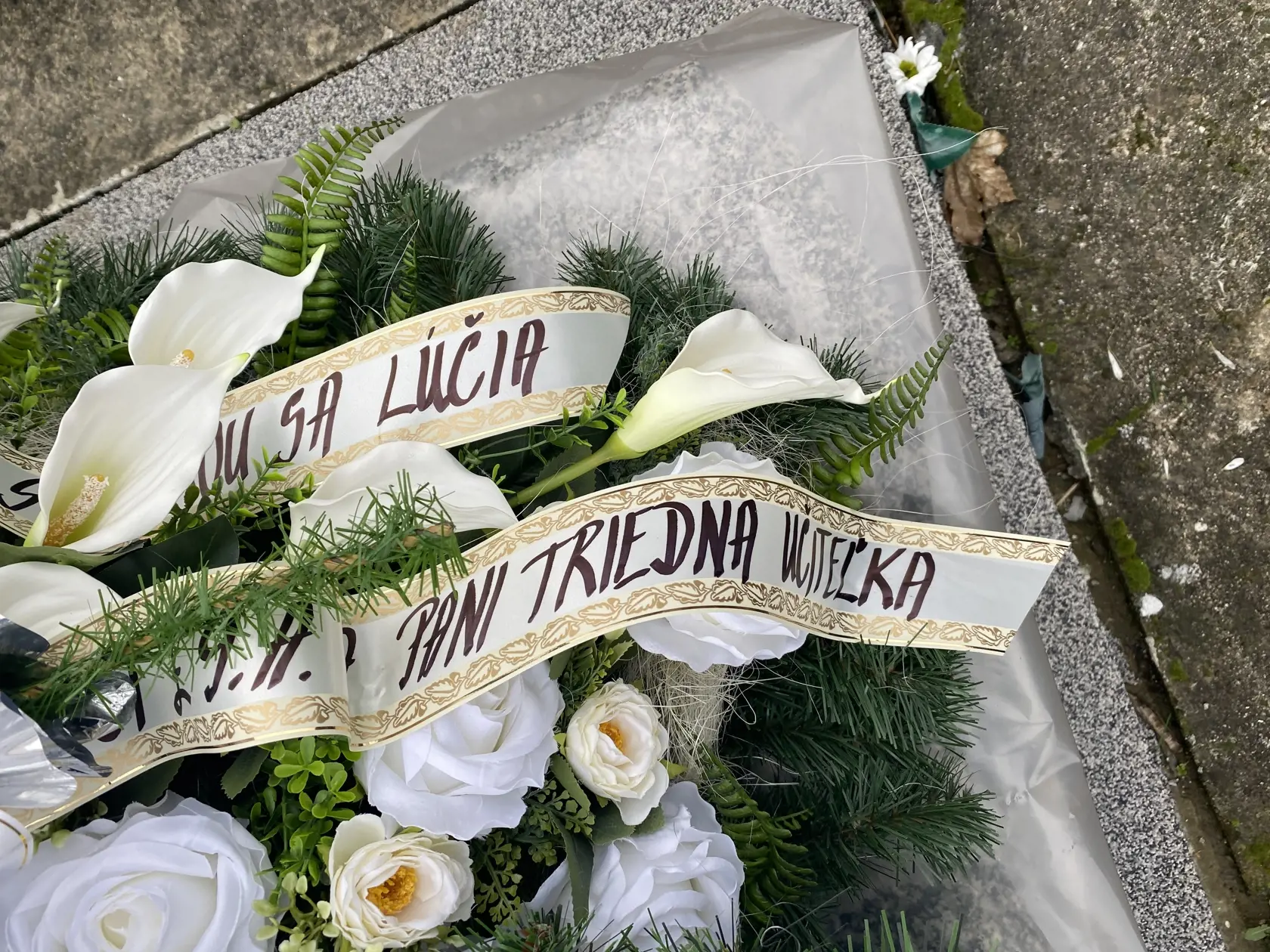 Na pohreb Eriky (†44) a jej detí prišli aj zástupcovia VI. Základnej školy Okružná v Michalovciach a triedna učiteľka Zuzanky (†14), ktorá navštevovala 9.A priniesla tento veniec.