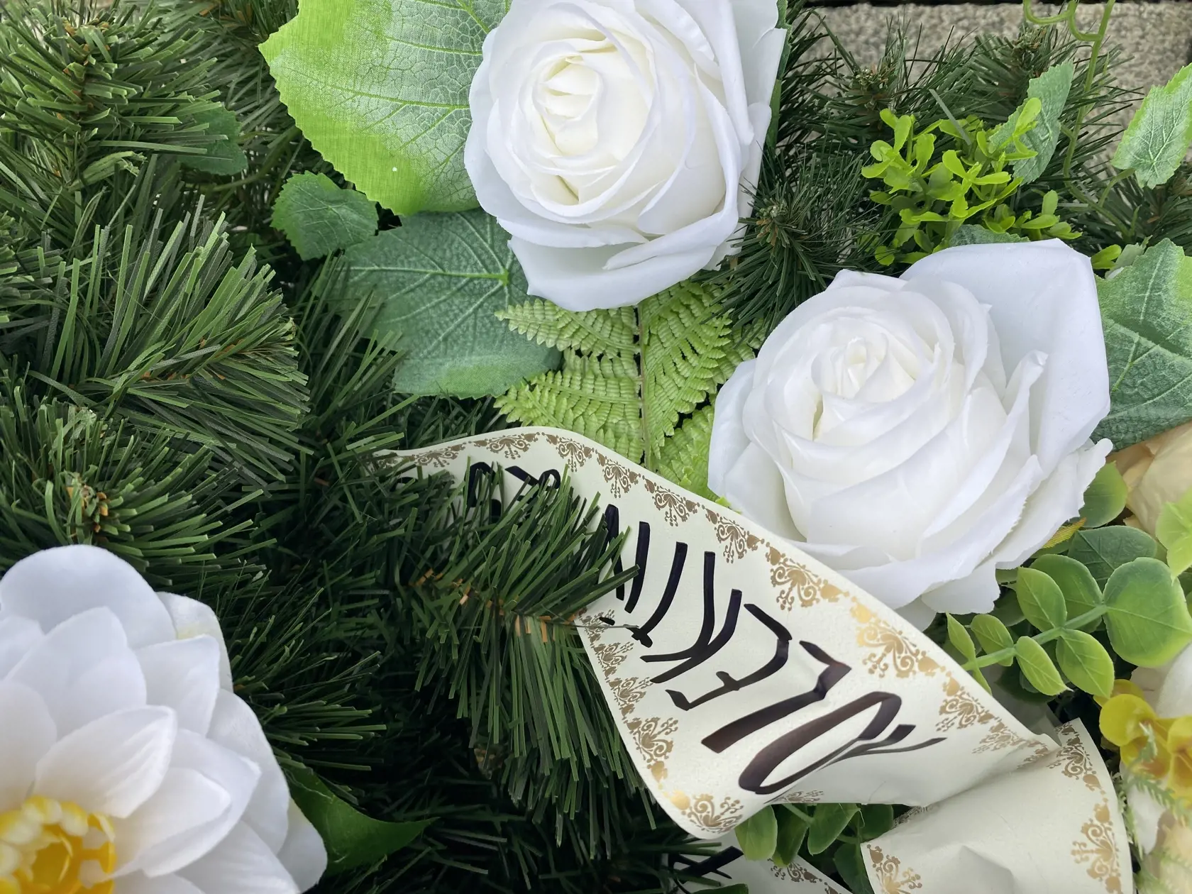 Veniec nebohej Erike (†44) a jej deťom priniesli aj zamestnanci školy, ktorú Zuzka (†14) a Maťko (†12) navštevovali. Hodnotili ich tam v superlatívoch. Deti ako šikovné, ktoré im robili radosť a Eriku ako starostlivú a príjemnú ženu.