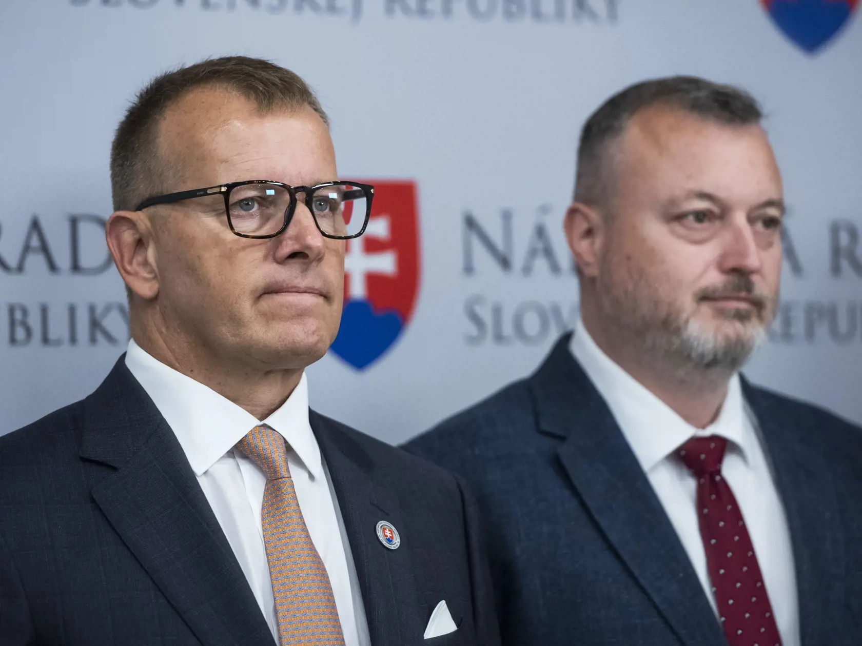 Na snímke zľava predseda Národnej rady SR Boris Kollár (Sme rodina) a minister práce, sociálnych vecí a rodiny SR Milan Krajniak (Sme rodina) počas tlačovej konferencie k jednorazovej pomoci pre domácnosti v Bratislave 21. júna 2022.