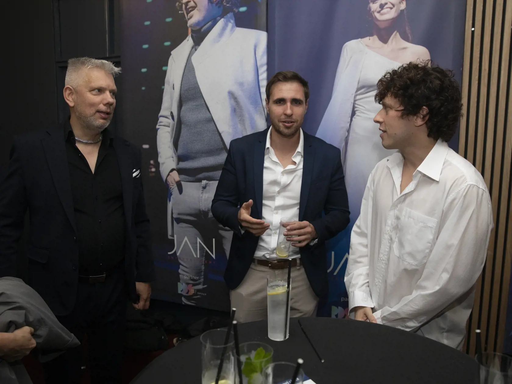 Vlado Plevčík sa nedávno zabával na divadelnej premiére. Spoločnosť mu robil kamarát a kolega Patrik Vyskočil.