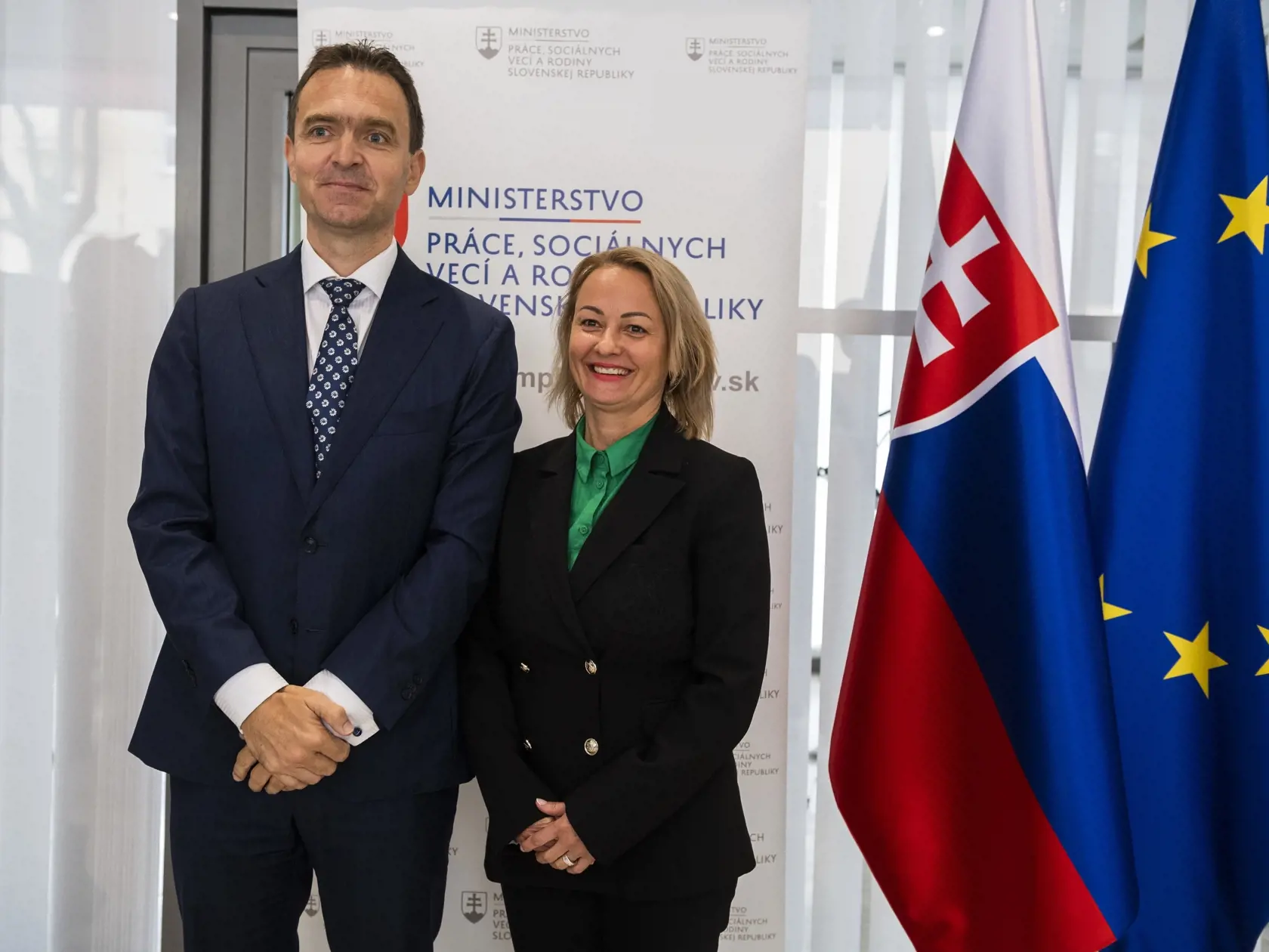 Nový predseda vlády SR Ľudovít Ódor odštartoval v utorok 16. mája 2023 prvú zo série úvodných návštev ministerstiev, počas ktorých sa oboznámi s aktuálnou situáciou v jednotlivých vládnych rezortoch. Na snímke premiér SR Ľudovít Ódor a nová ministerka práce, sociálnych vecí a rodiny SR Soňa Gaborčáková pózujú počas stretnutia na pôde rezortu sociálnych vecí v Bratislave v utorok 16. mája 2023. Prezidentka SR Zuzana Čaputová v pondelok vymenovala vládu odborníkov na čele s Ľudovítom Ódorom. Vláda
