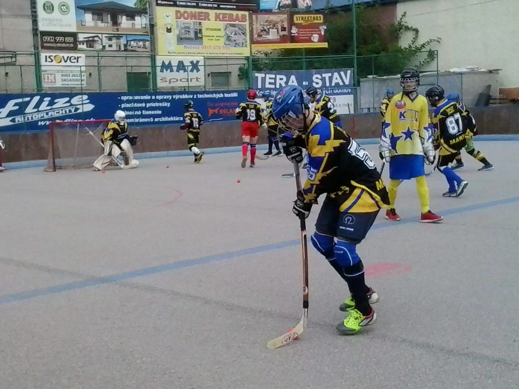 Viliam hral hokejbal za klub v Ružomberku.