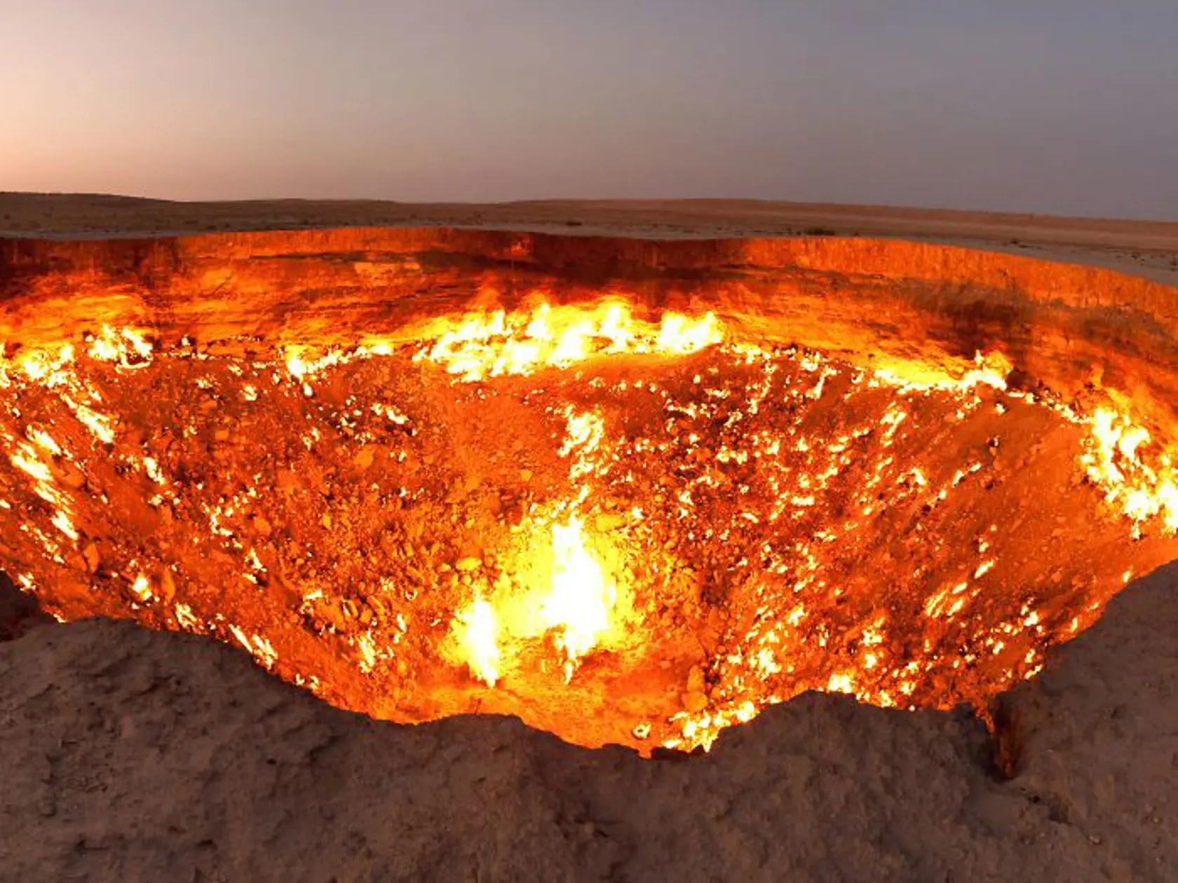 1. Brána do pekla, Turkmenistan: Kráter hlboko v ložisku zemného plynu je presne to miesto, kde by sme očakávali, že sa bude zdržiavať sám Satan. V roku 1971 ho zapálili, aby zabránili emisiám jedovatých plynov. Odhadovalo sa, že plyny vyhoria za niekoľko týždňov, ale kráter horí aj po 50 rokoch.