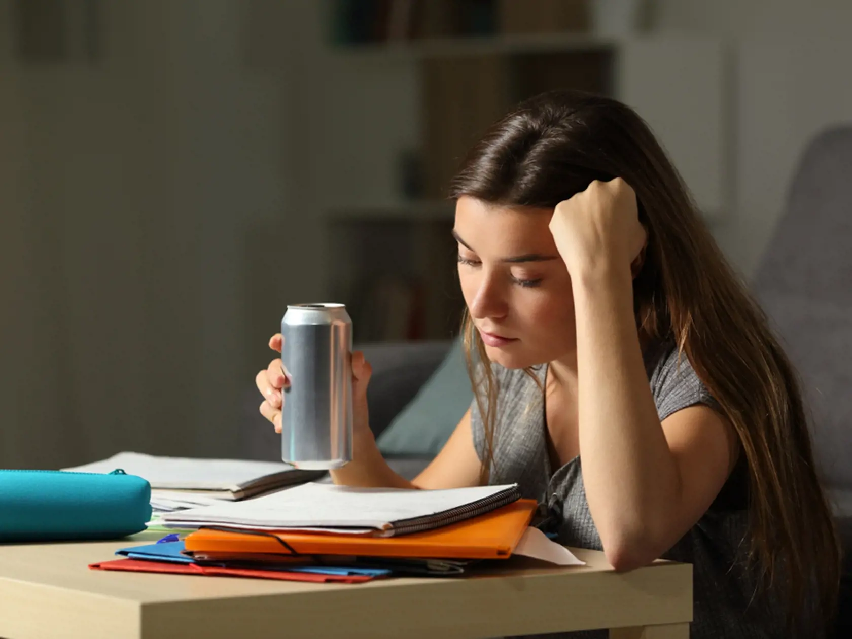 Energetické nápoje majú síce povzbudivý účinok pre naše telo, ale len v rozumnej miere a v určitom veku. Energeťáky navyše obashujú nebezpečne veľa kofeínu a cukru.