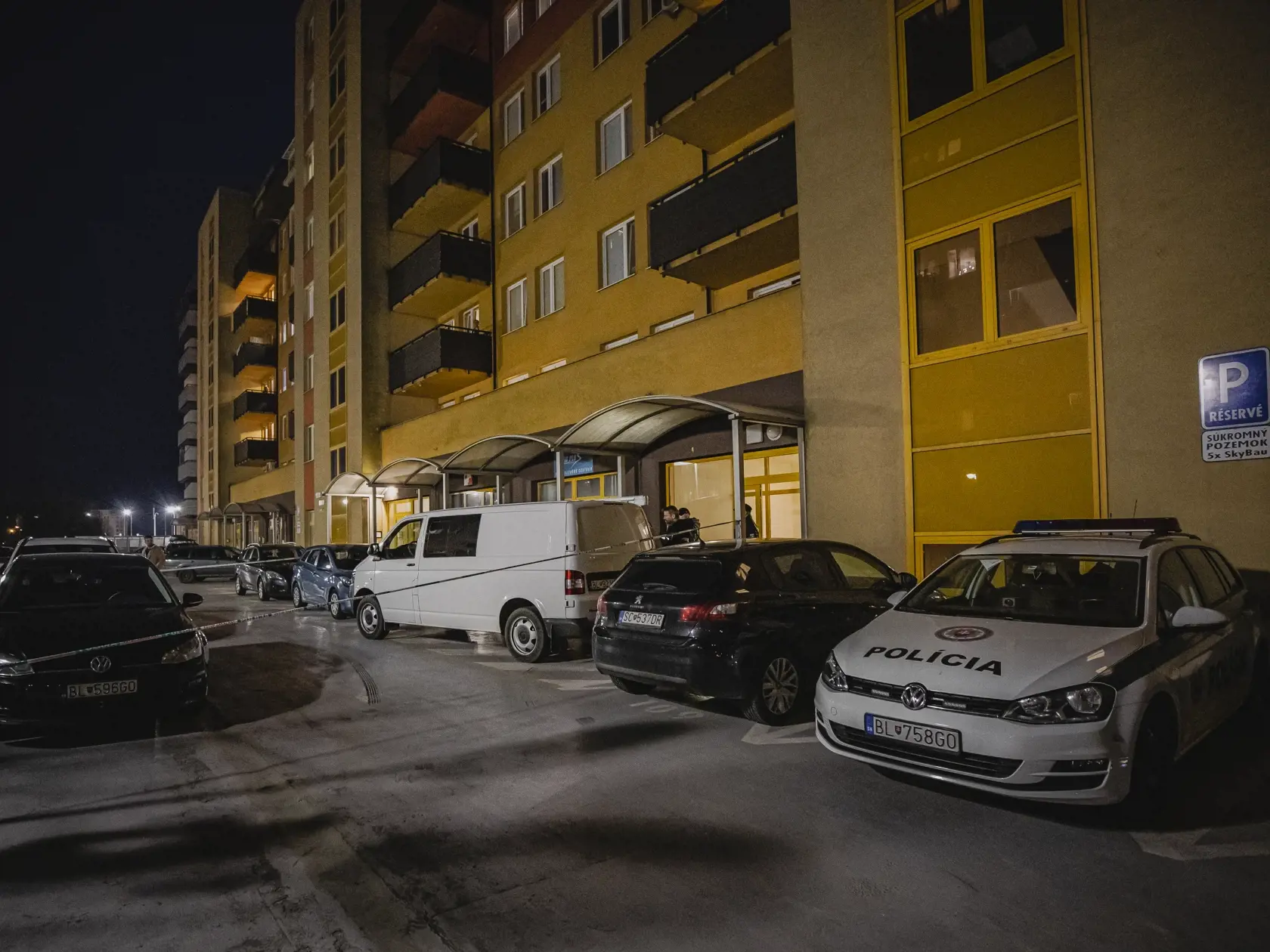 Polícia krátko po 10.15h prijala informáciu, v zmysle ktorej malo dôjsť k pádu osoby mužského pohlavia z jedného z bytov na Vyšehradskej ulici v Petržalke. Muž bol privolanou záchrannou službou prevezený do jednej z nemocníc, kde zraneniam podľahol. 
Krátko po 15.00 h sme prijala ďalšie oznámenie, v zmysle ktorého malo dôjsť na uvedenej adrese k pádu ďalšej osoby – tentokrát ženského pohlavia. Tá utrpela pádom zranenia, ktorým na mieste podľahla. 
Policajti na mieste vykonávali od prvotného ozná