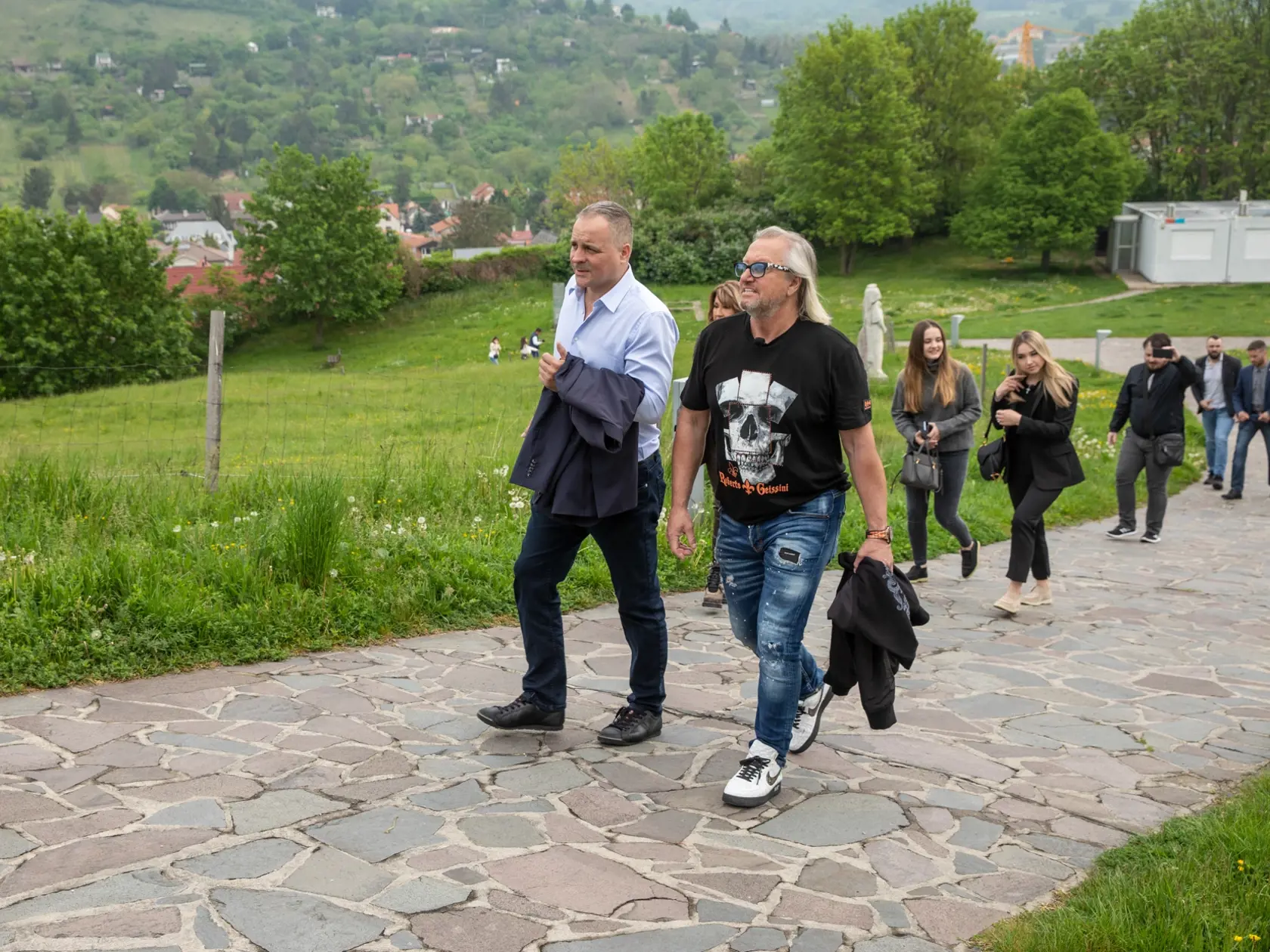 Na snímke je rodina Geissenovcov počas sobotňajšom výlete na hrad Devín. Geissenovcov sprevádzali minister hospodárstva Slovenskej republiky Richard Sulík a predseda Bratislavského samosprávneho kraja Juraj Droba.