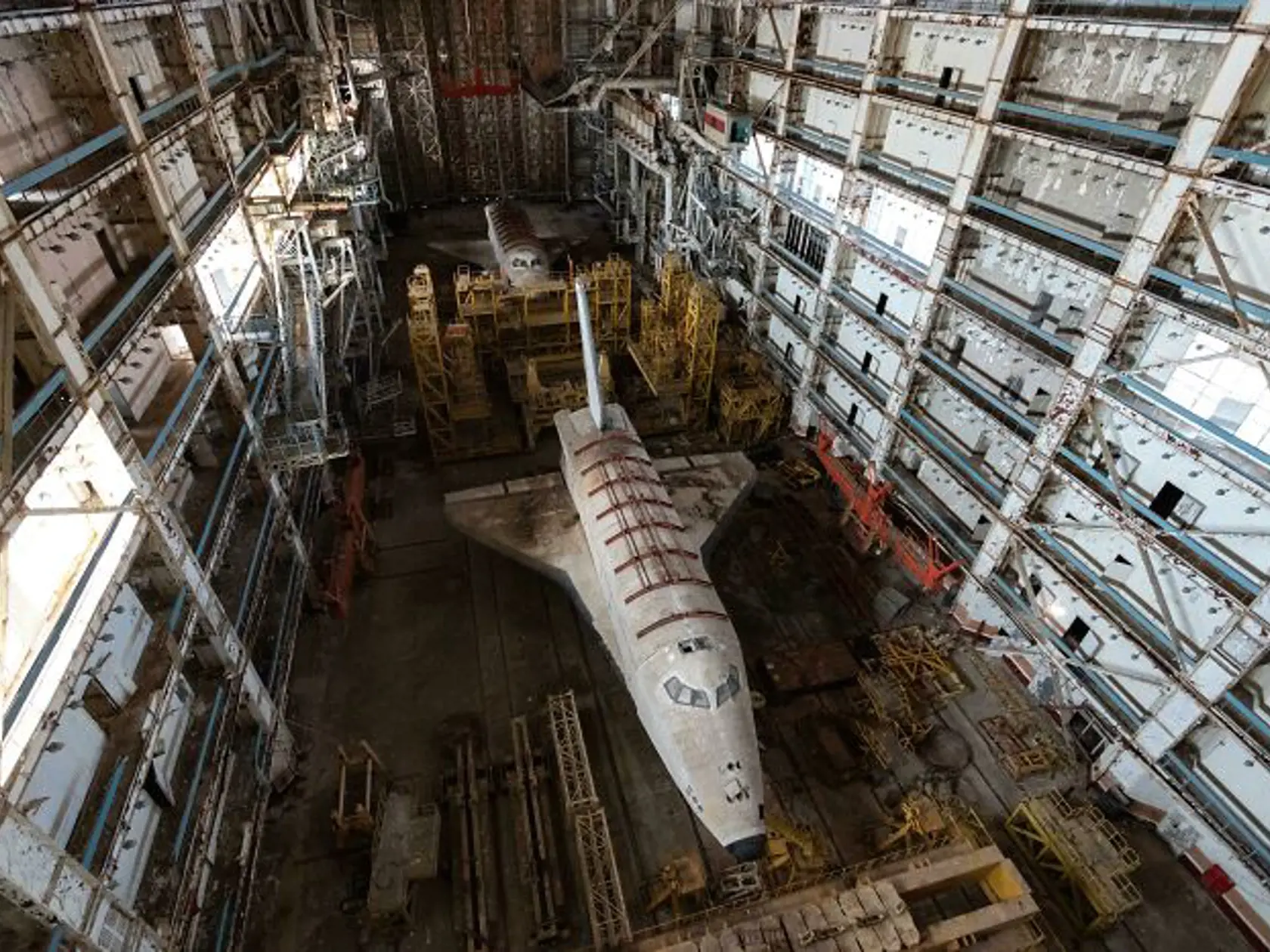 25 rokov opustený hangár sovietskeho raketoplánu v Kazachstane