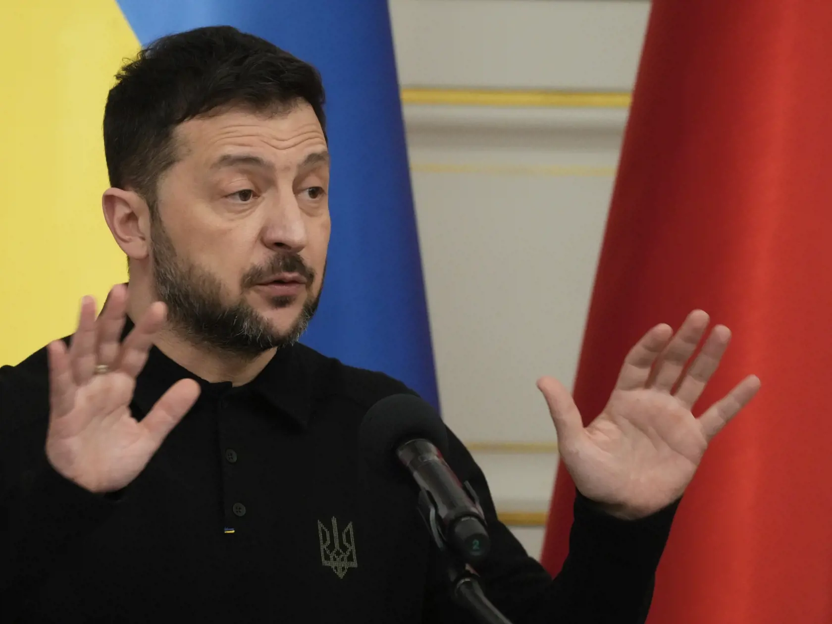 Ukrajinský prezident Volodymyr Zelenskyj rozpráva počas spoločnej tlačovej konferencie s poľským prezidentom Andrzejom Dudom (nie je na snímke) po ich stretnutí vo Varšave 15. januára 2025.