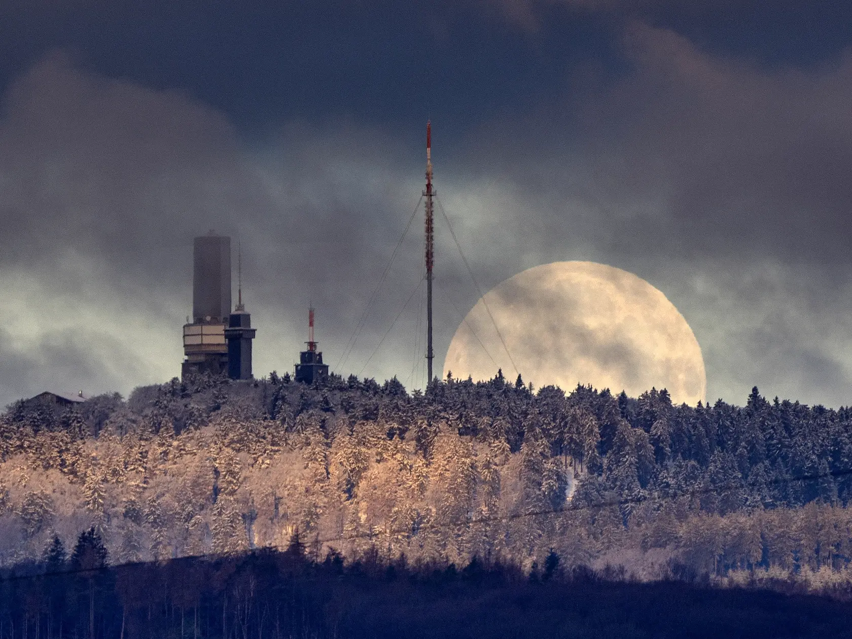 JB 38 Frankfurt - Mesiac zapadá za vrchom pohoria Feldberg neďaleko Frankfurtu nad Mohanom 6. februára 2023. FOTO TASR/AP

The moon sets behind the top of the Feldberg mountain near Frankfurt, Germany, early Monday, Feb. 6, 2023. (AP Photo/Michael Probst)