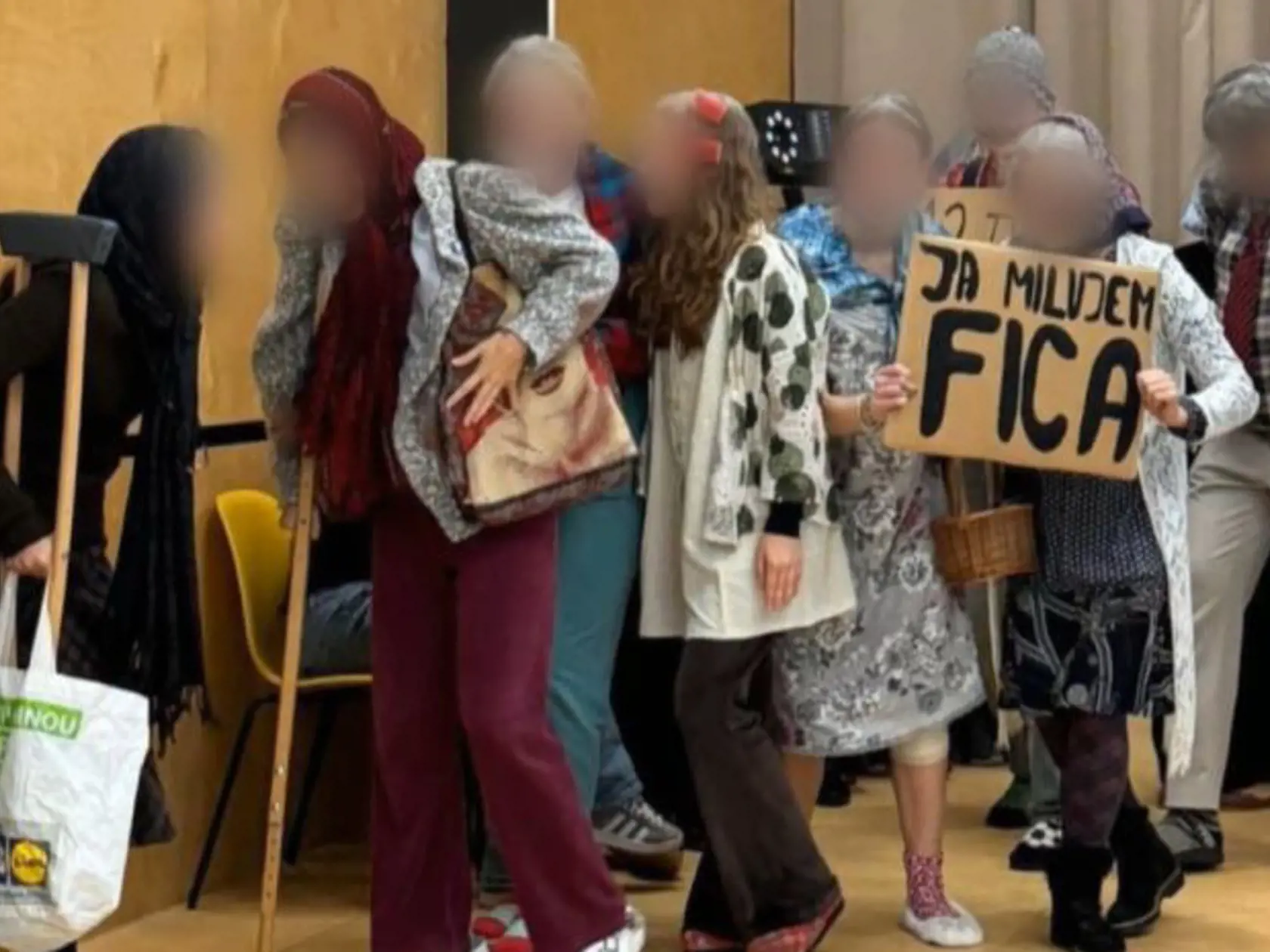 Študenti bratislavského Gymnázia Bilikova prezlečení za seniorov s nápisom Ja milujem Fica.