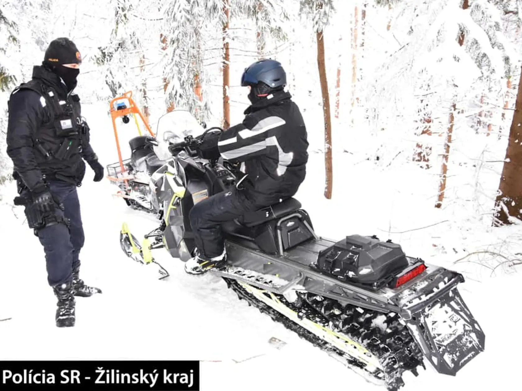 Na území Chránenej krajinnej oblasti Horná Orava dnes polícia zadržala dvoch Poliakov, ktorí sa tam premávali na snežných skútroch.