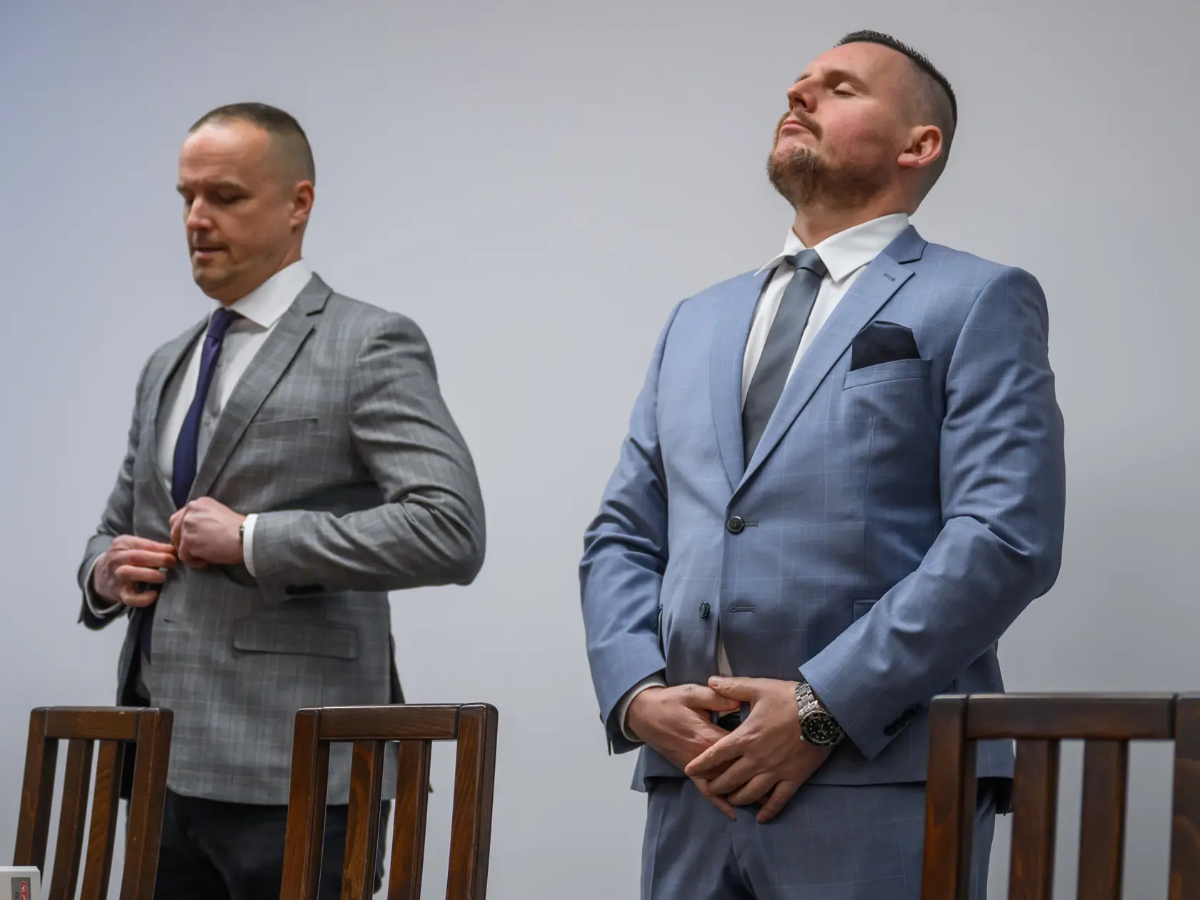 Na snímke zľava obhajca David Lindtner a obvinený youtuber Daniel B. stoja v súdnej sieni Najvyššieho súdu SR, ktorý bude rozhodovať o väzbe pre Daniela B. v Bratislave 6. februára 2025. Sudca Špecializovaného trestného súdu (ŠTS) v Pezinku rozhodol, že nebude stíhaný väzobne, prokurátor sa voči rozhodnutiu odvolal. Bombic sa však rozhodol podať voči všetkým členom Senátu Najvyššieho súdu námietku zaujatosti. Senátu predsedá sudca Peter Paluda, ktorého obvinený označil za problematického, lebo kandidoval v minulosti za SaS. Na Daniela B. boli vydané tri zatýkacie rozkazy pre podozrenie zo spáchania viacerých extrémistických trestných činov. Za prísnych bezpečnostných opatrení bol v utorok 28. januára eskortovaný z Veľkej Británie na Slovensko. FOTO TASR - Jaroslav Novák
