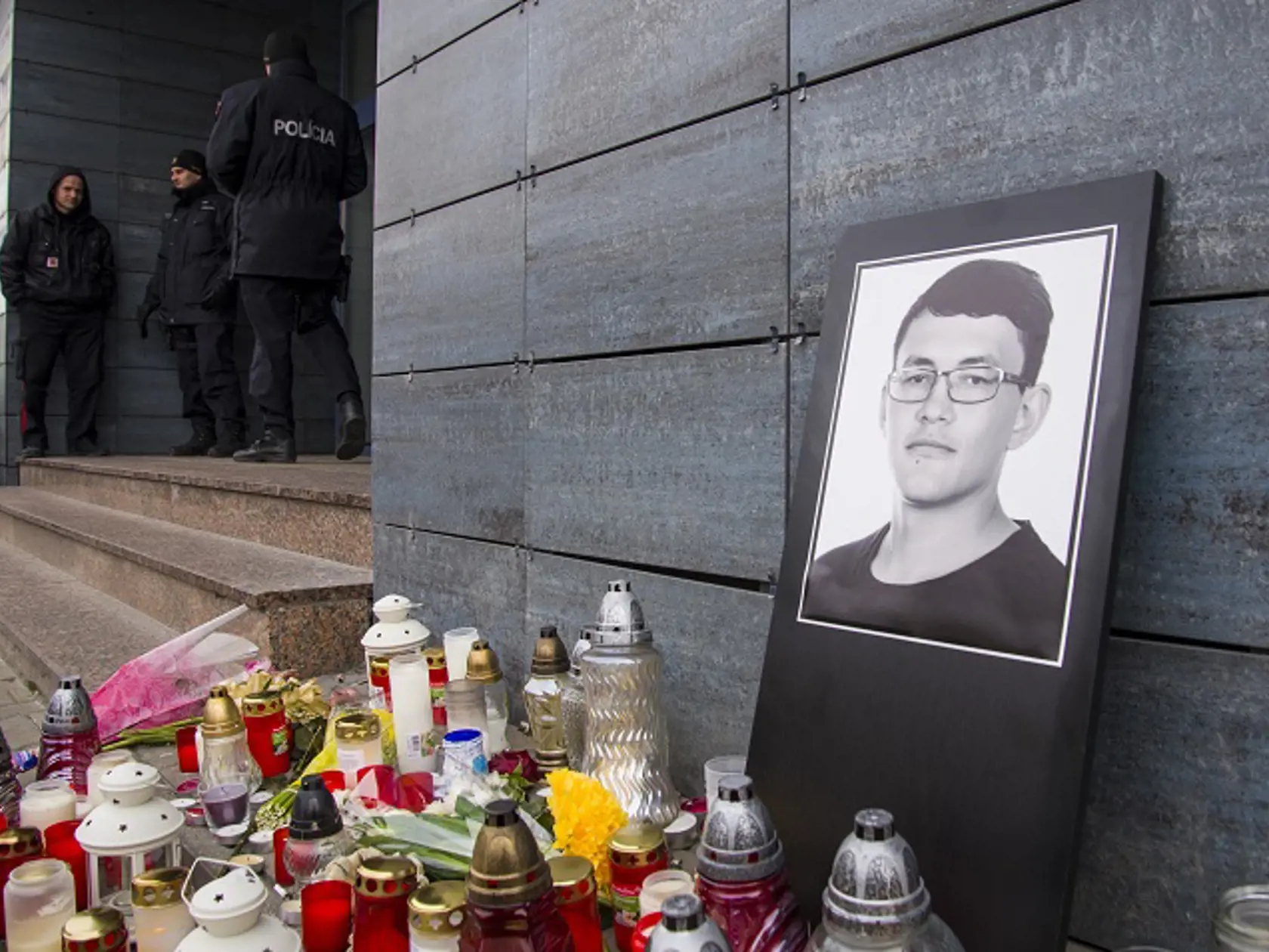 Na snímke sú sviečky a kvety na počesť zavraždeného investigatívneho novinára Jána Kuciaka pod budovou redakcie portálu Aktuality.sk v Bratislave.