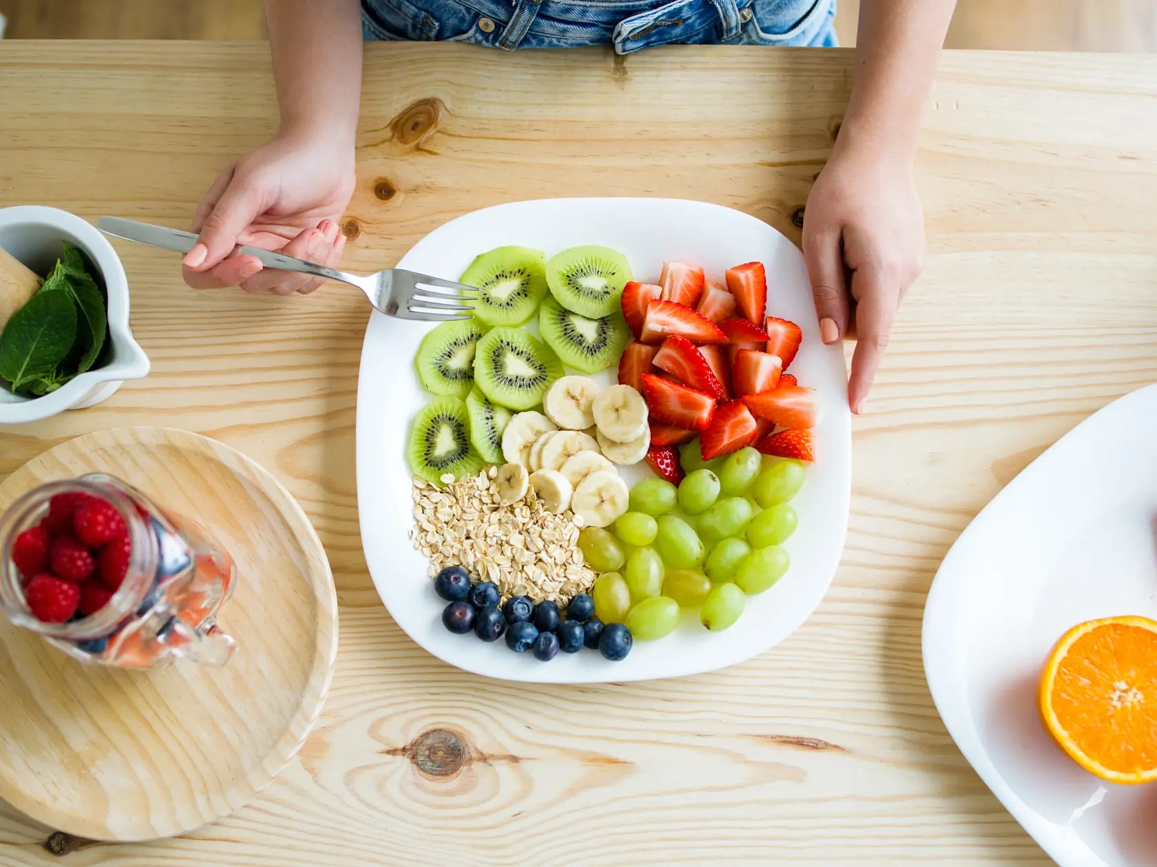 Rozpustná vláknina podporuje sťahy tráviaceho traktu a zlepšuje konzistenciu stolice. Navyše v tenkom čreve na seba viaže cholesterol a dokáže ho z tela dostať von. Znižuje bolesť z hemoroidov a potláča ich krvácanie.
Ku každému jedlu si dajte aj zeleninu a každý deň aspoň 2 kusy ovocia.
Rozpustná vláknina je v každom jednom ovocí aj zelenine! Ak sa budete držať pravidla aspoň jedno jablko denne, dodáte črevám nerozpustnú aj rozpustnú vlákninu. Potom stačí pridať len hrsť akéhokoľvek bobuľového 