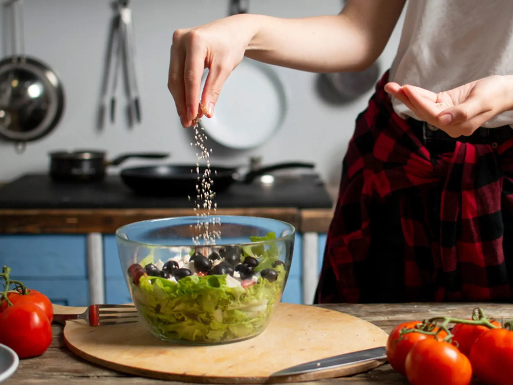 Určite nie v prípade cholesterolu. Viete, že priveľa soli cievam neuveriteľné škodí, no pre poriadok sa to oplatí zopakovať. Napríklad do šalátu určite nepatrí.