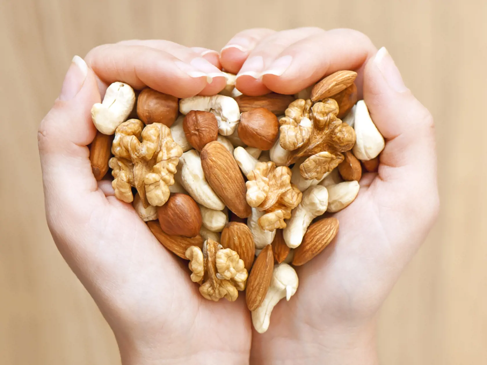 Orechy, hlavne naturálne a vlašské, ale aj madle obsahujú rastlinné steroly, ktoré upravujú hladinu cholesterolu. Stačí hrsť! Podľa výskumov dokáže 60 gramov orechov znížiť cholesterol o 7,4%.
