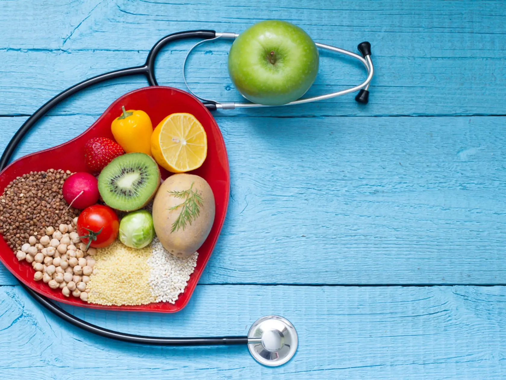Food,On,Heart,Plate,With,Stethoscope,Cardiology,Concept,On,Blue